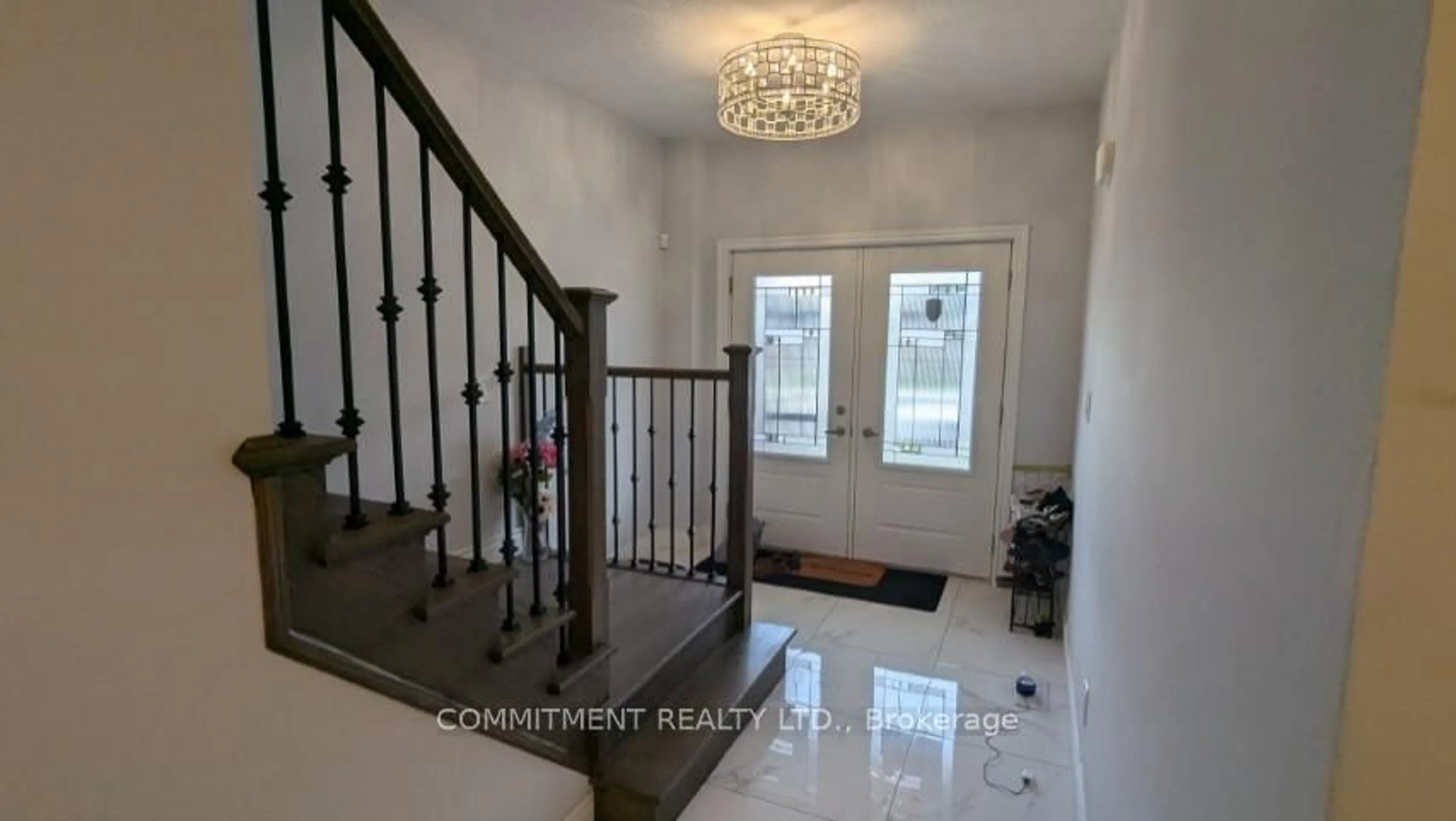 Indoor entryway for 3052 DOYLE Dr, London South Ontario N6M 0G9