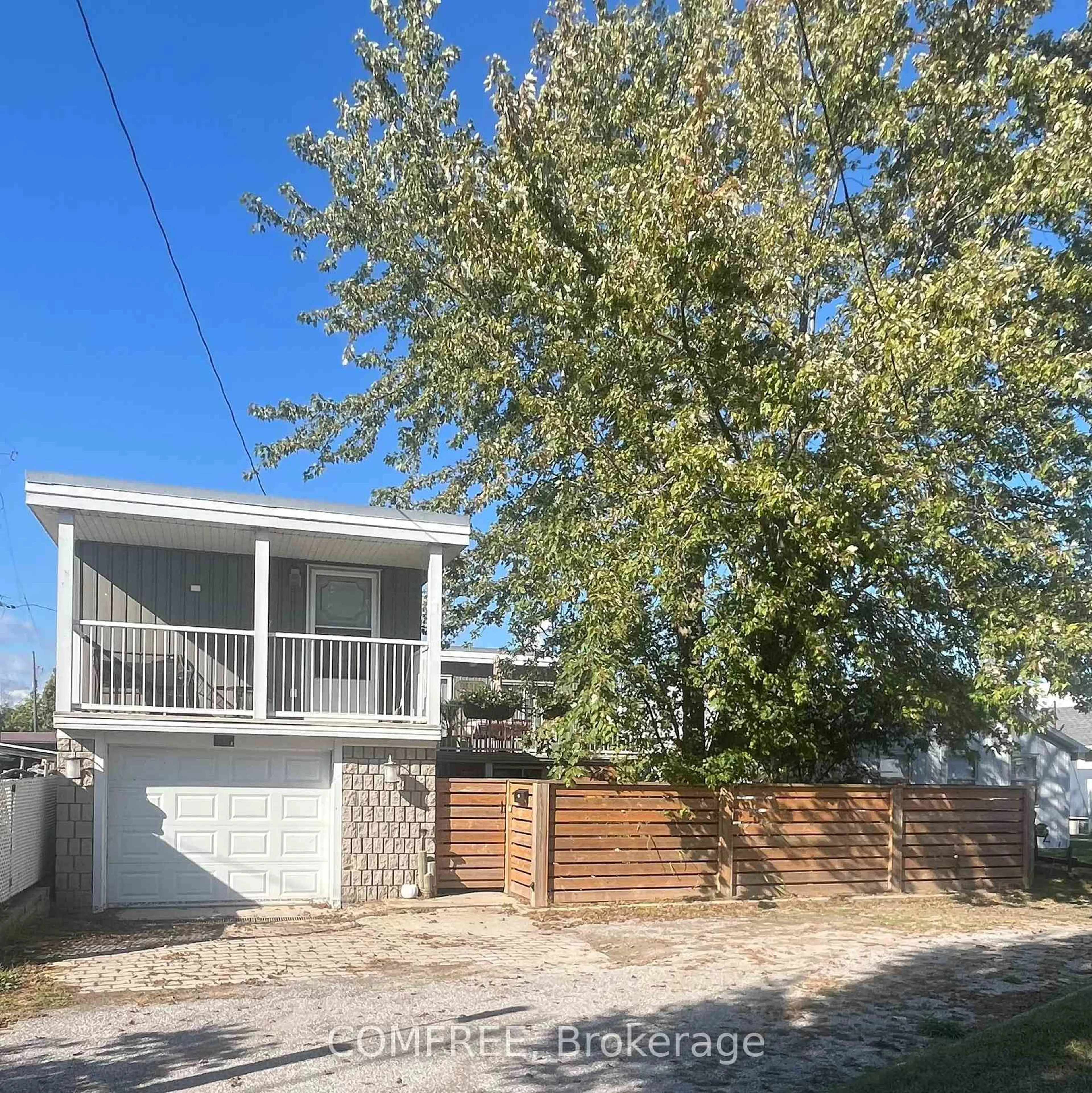 Home with vinyl exterior material, street for 40 Rear Erie Blvd, Norfolk Ontario N0E 1M0