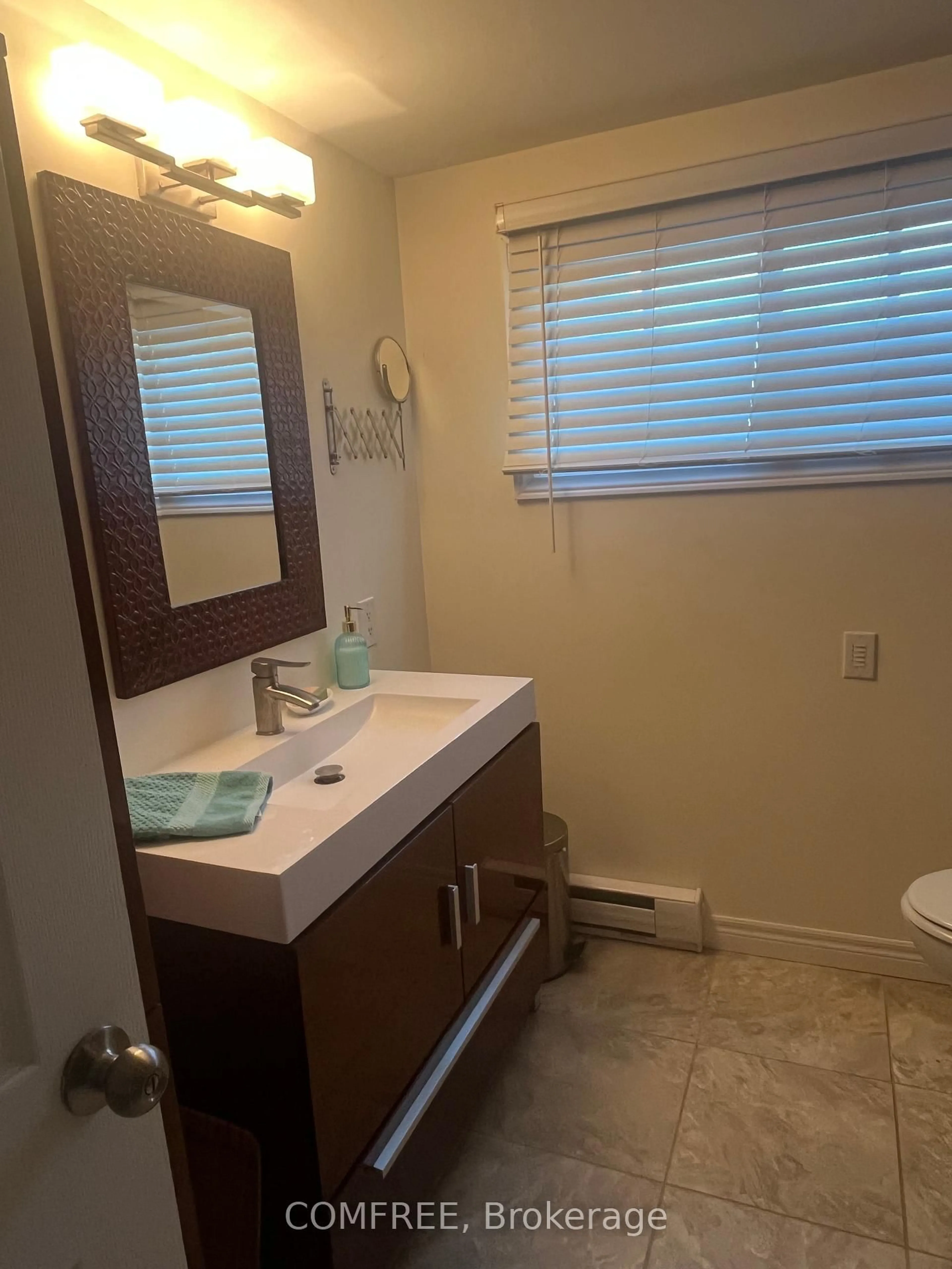 Standard bathroom, ceramic/tile floor for 40 Rear Erie Blvd, Norfolk Ontario N0E 1M0