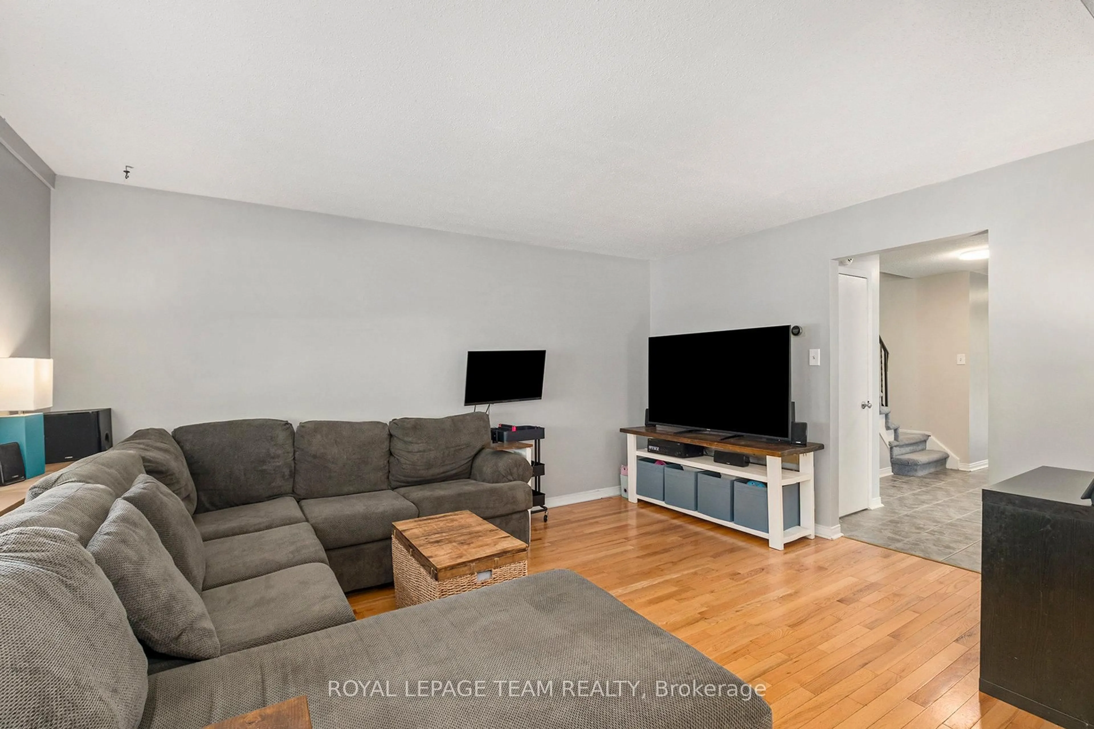 Living room with furniture, unknown for 9 Glacier St, Ottawa Ontario K2J 2M7