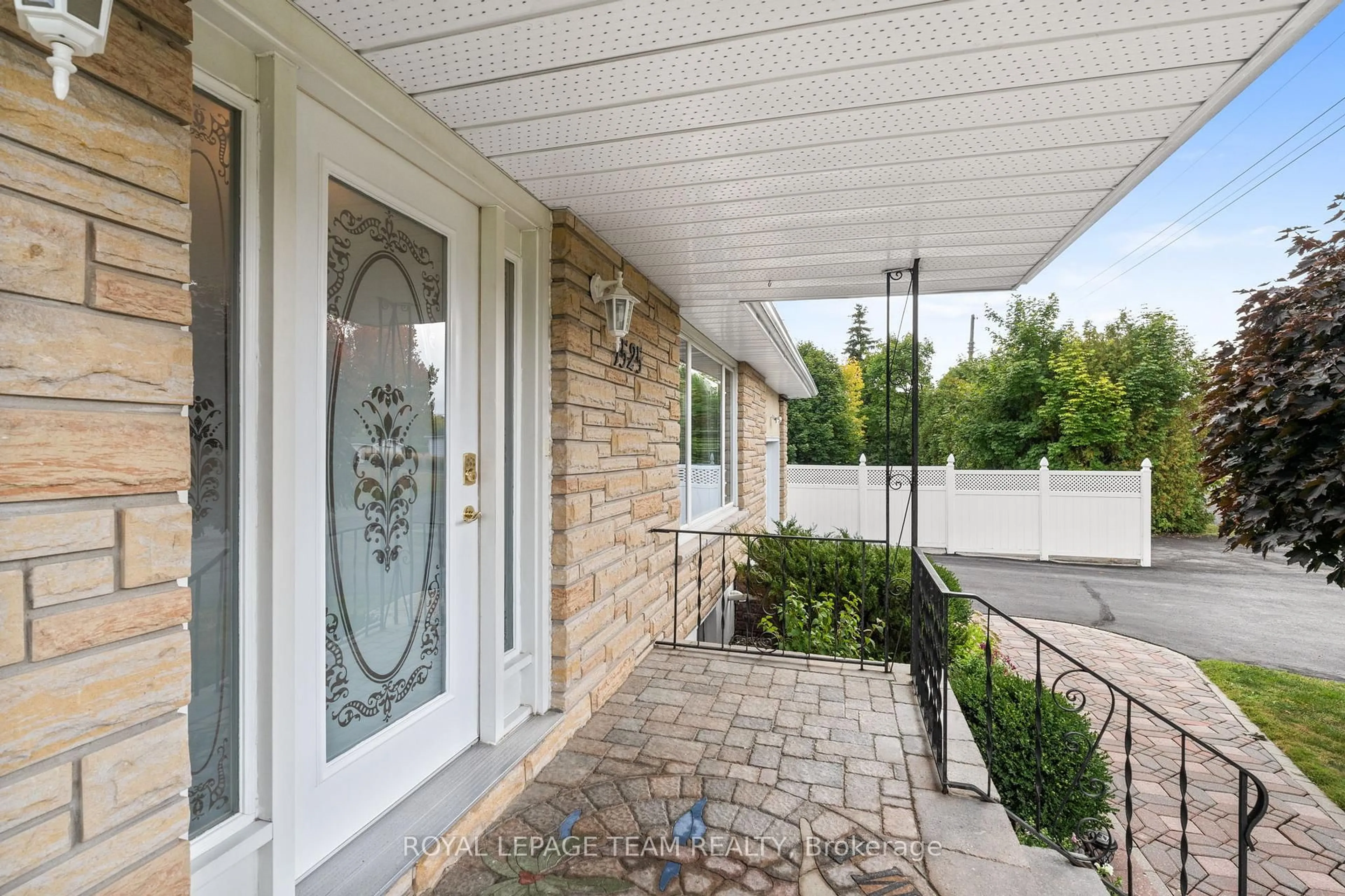 Patio, street for 1525 Valmarie Ave, Ottawa Ontario K2C 1V7
