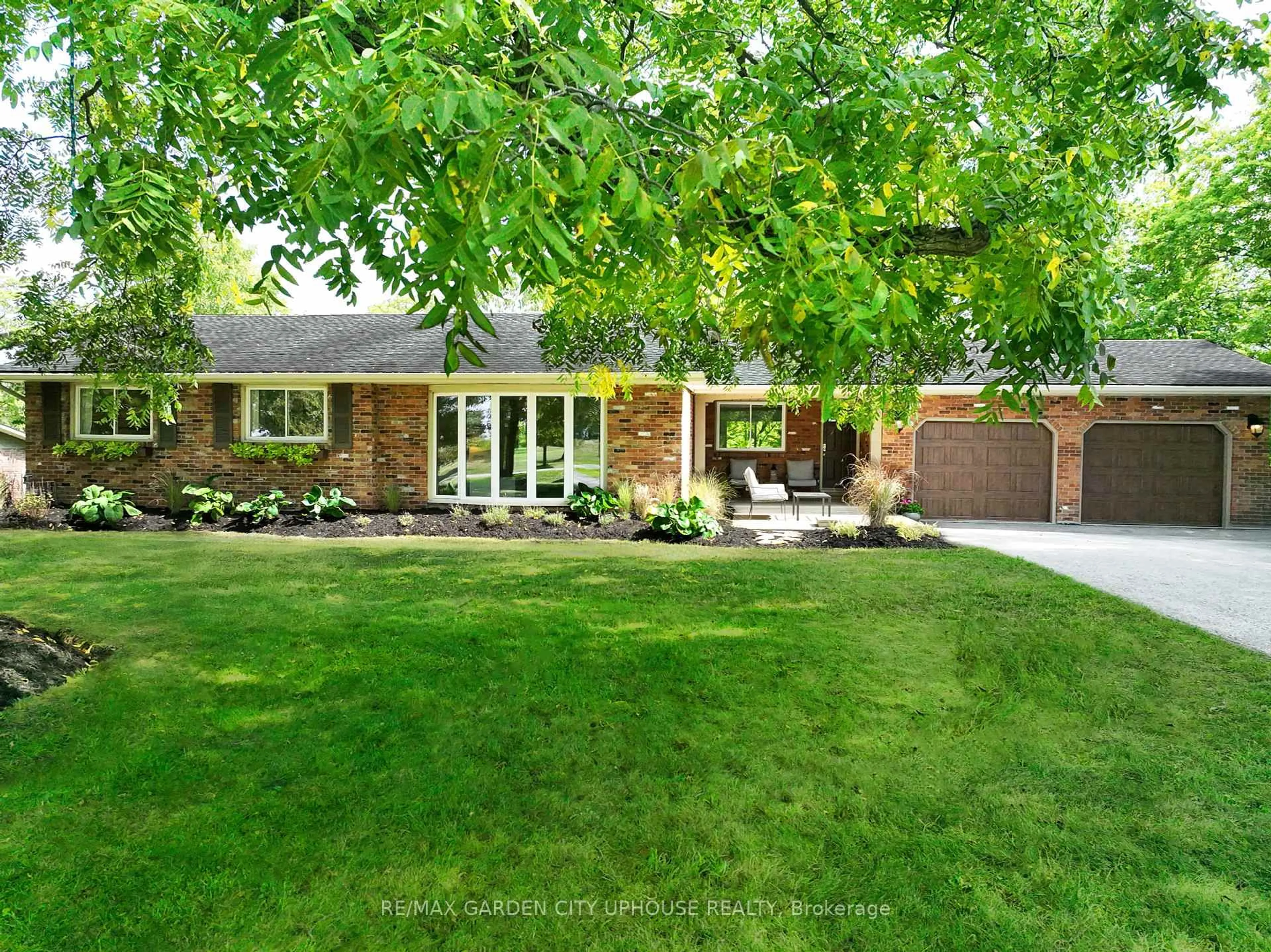 Home with brick exterior material, street for 3197 NINTH St, St. Catharines Ontario L2R 6P7