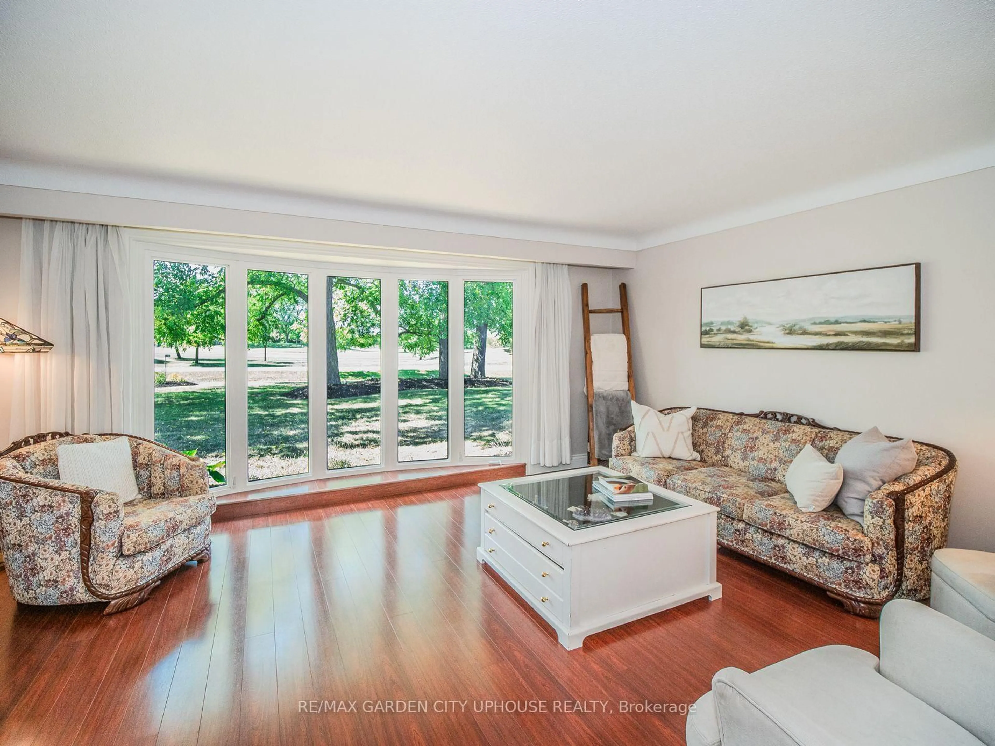 Living room with furniture, unknown for 3197 NINTH St, St. Catharines Ontario L2R 6P7