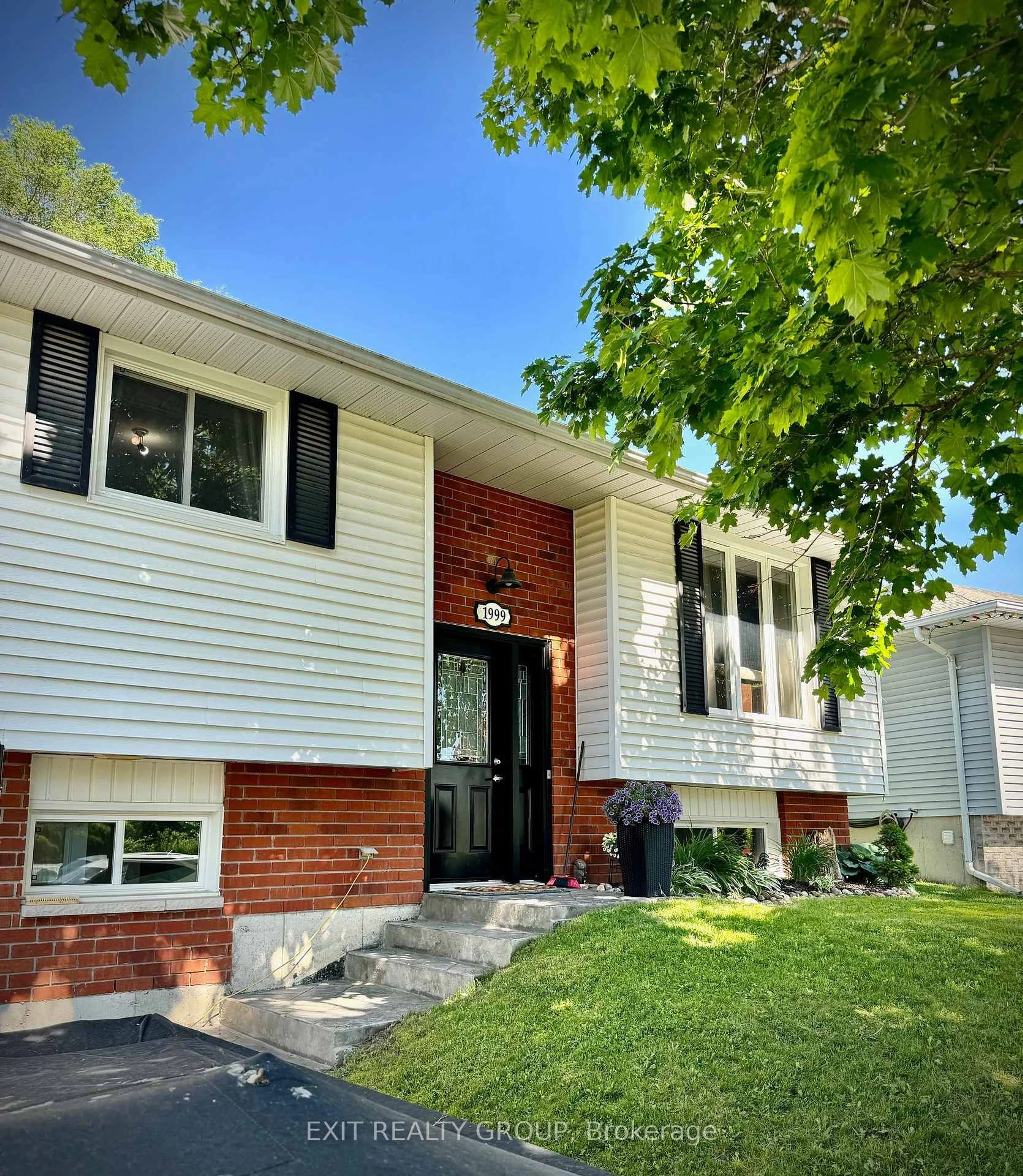 Home with vinyl exterior material, street for 1999 Glenmead Rd, Peterborough Ontario K9L 1W6