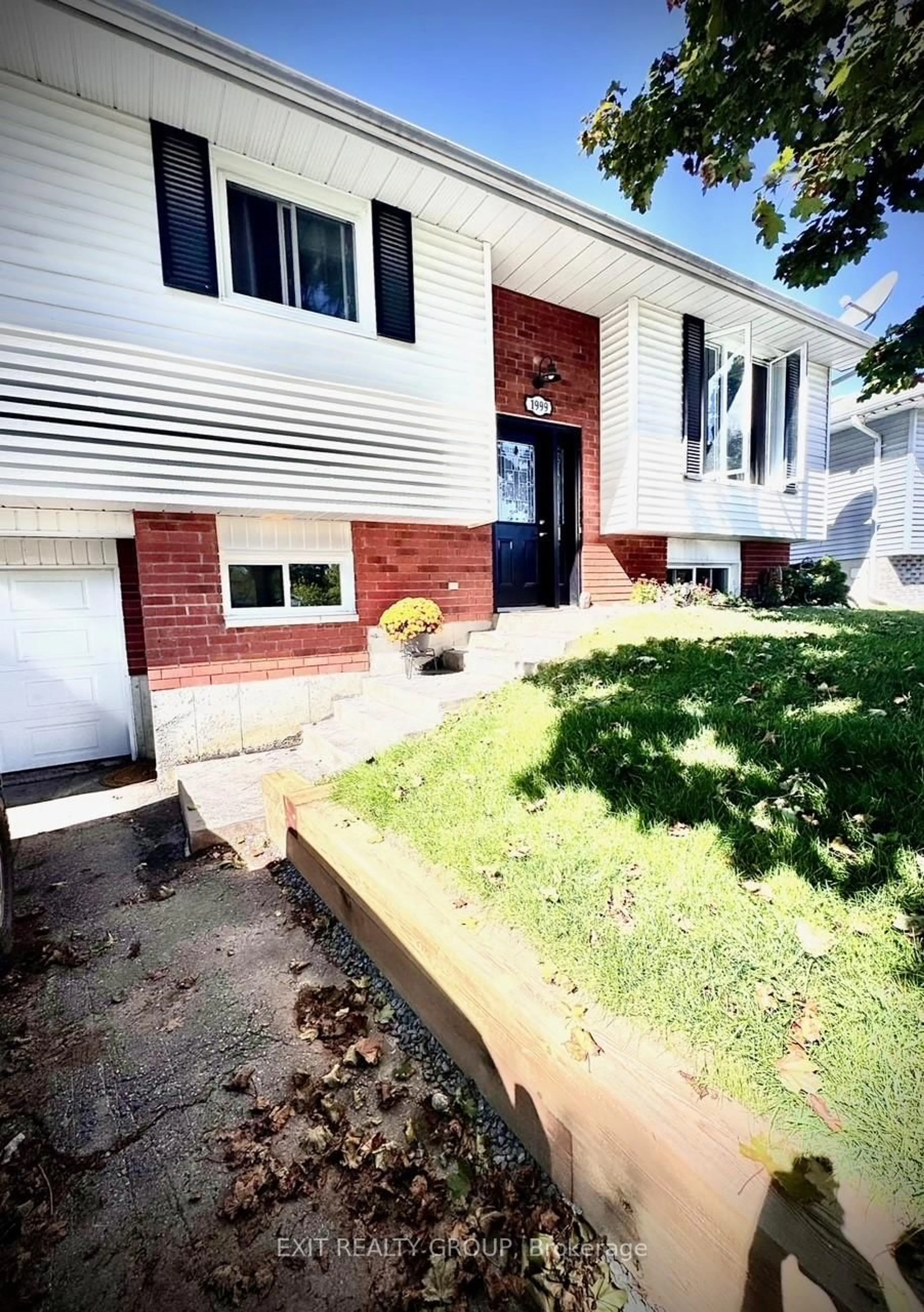 Home with vinyl exterior material, street for 1999 Glenmead Rd, Peterborough Ontario K9L 1W6