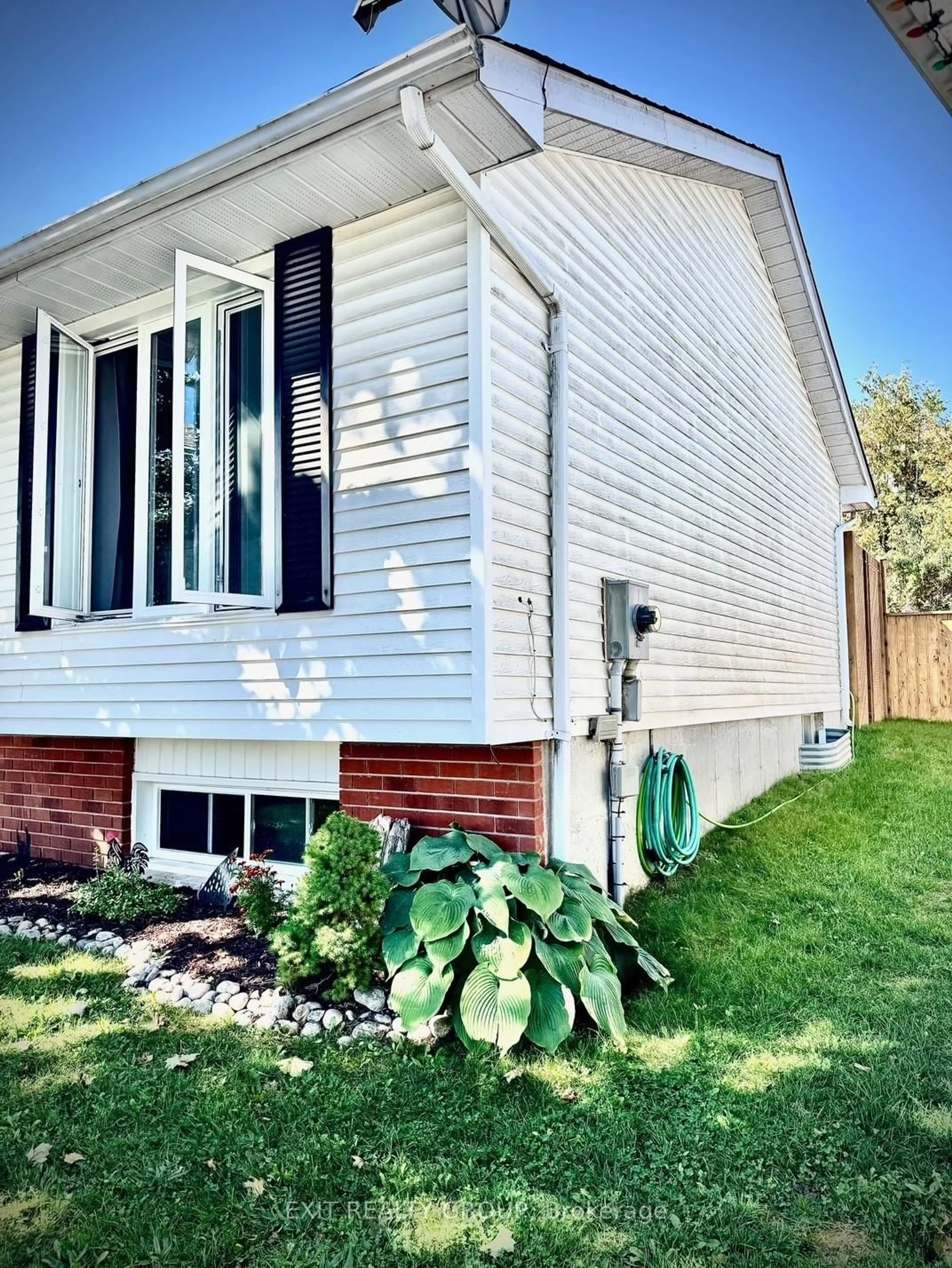 Home with vinyl exterior material, street for 1999 Glenmead Rd, Peterborough Ontario K9L 1W6