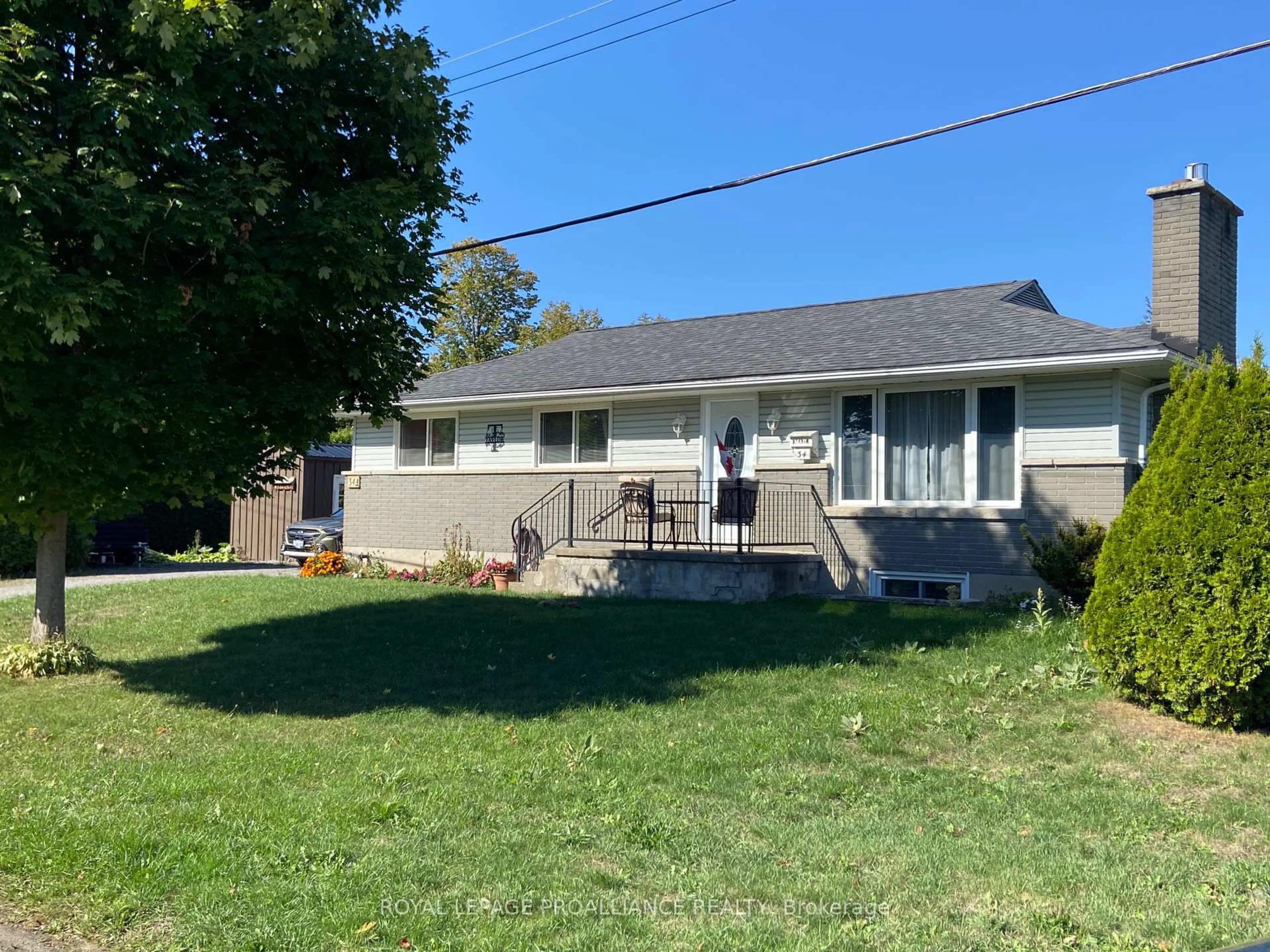 A pic from outside/outdoor area/front of a property/back of a property/a pic from drone, street for 34 Hillcrest Dr, Brockville Ontario K6V 3J4