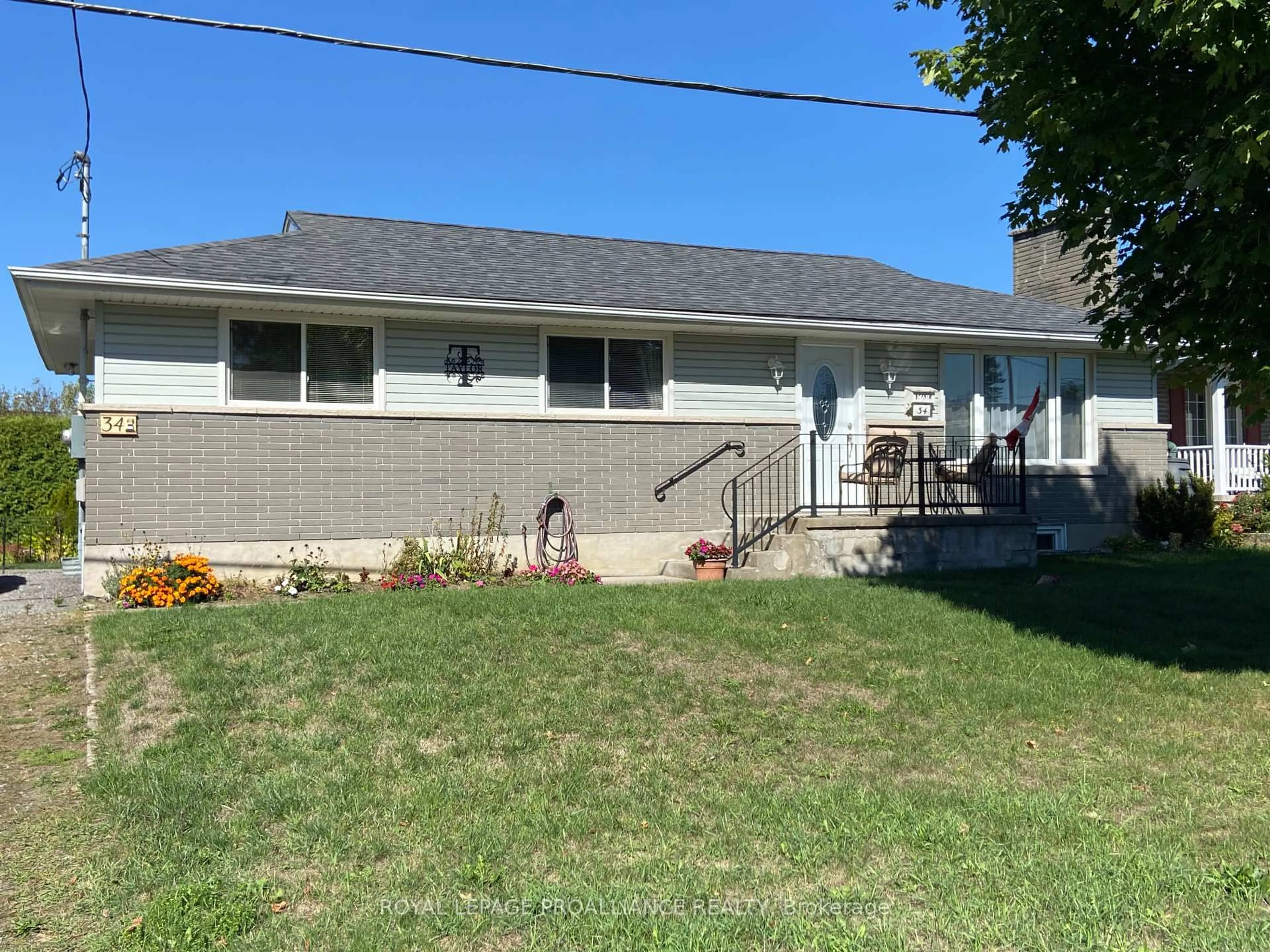 A pic from outside/outdoor area/front of a property/back of a property/a pic from drone, street for 34 Hillcrest Dr, Brockville Ontario K6V 3J4