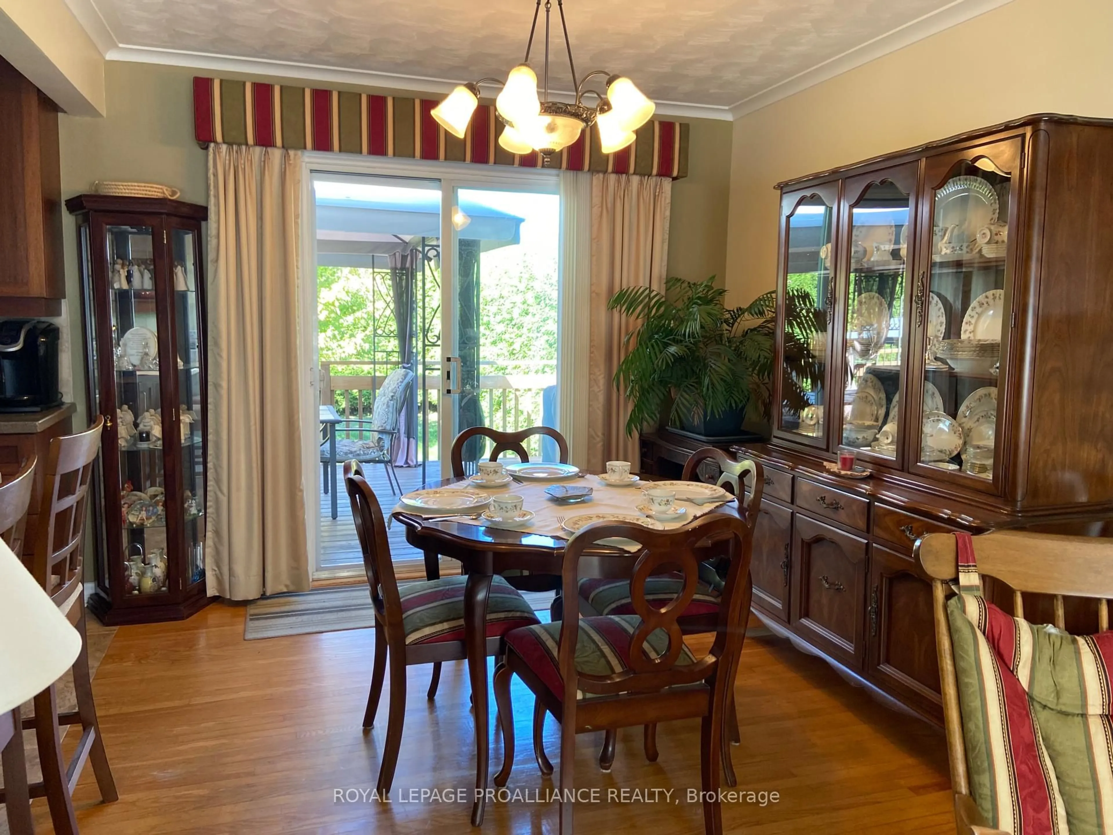 Dining room, wood/laminate floor for 34 Hillcrest Dr, Brockville Ontario K6V 3J4