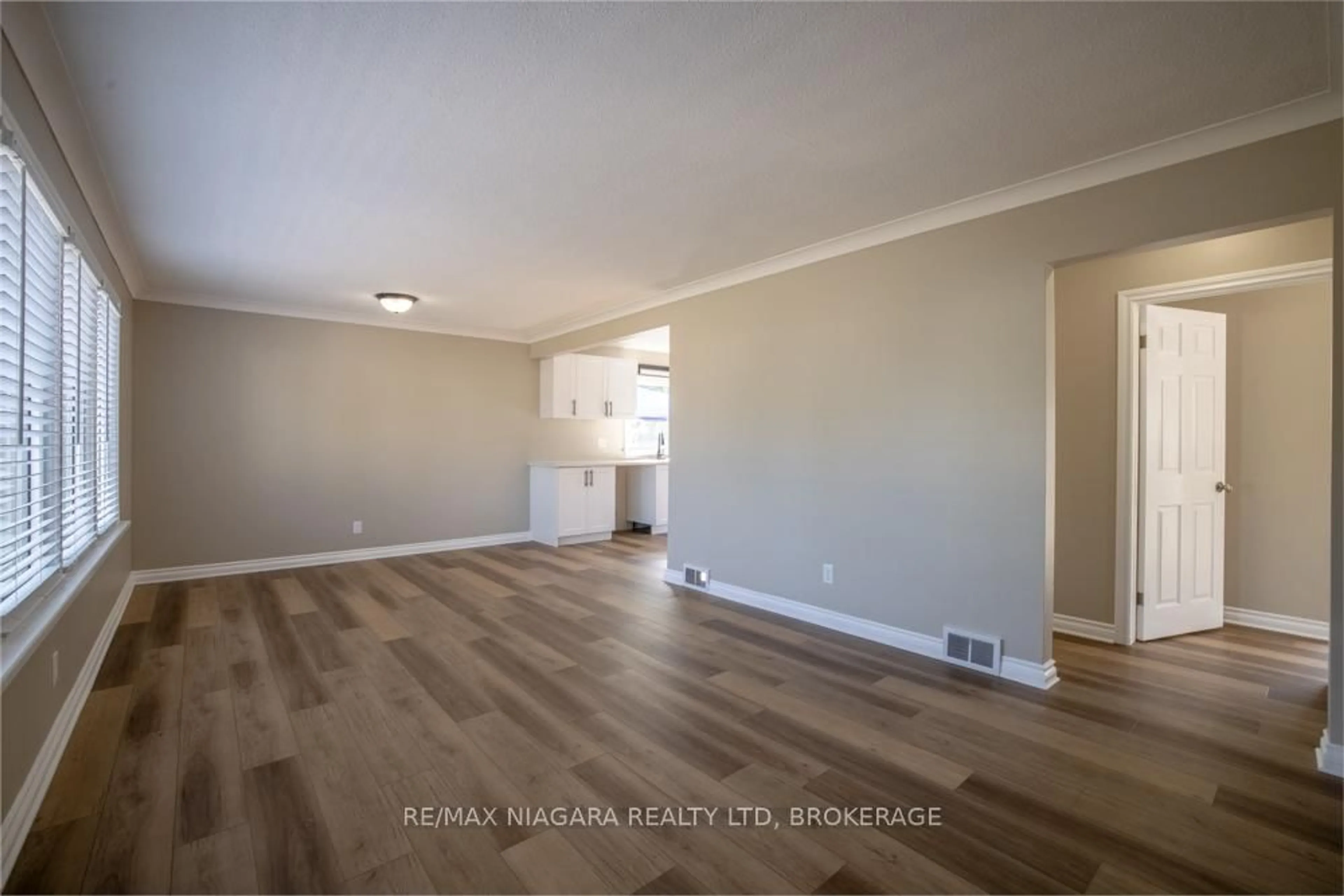 A pic of a room for 324 Linwell Rd, St. Catharines Ontario L2N 1T4
