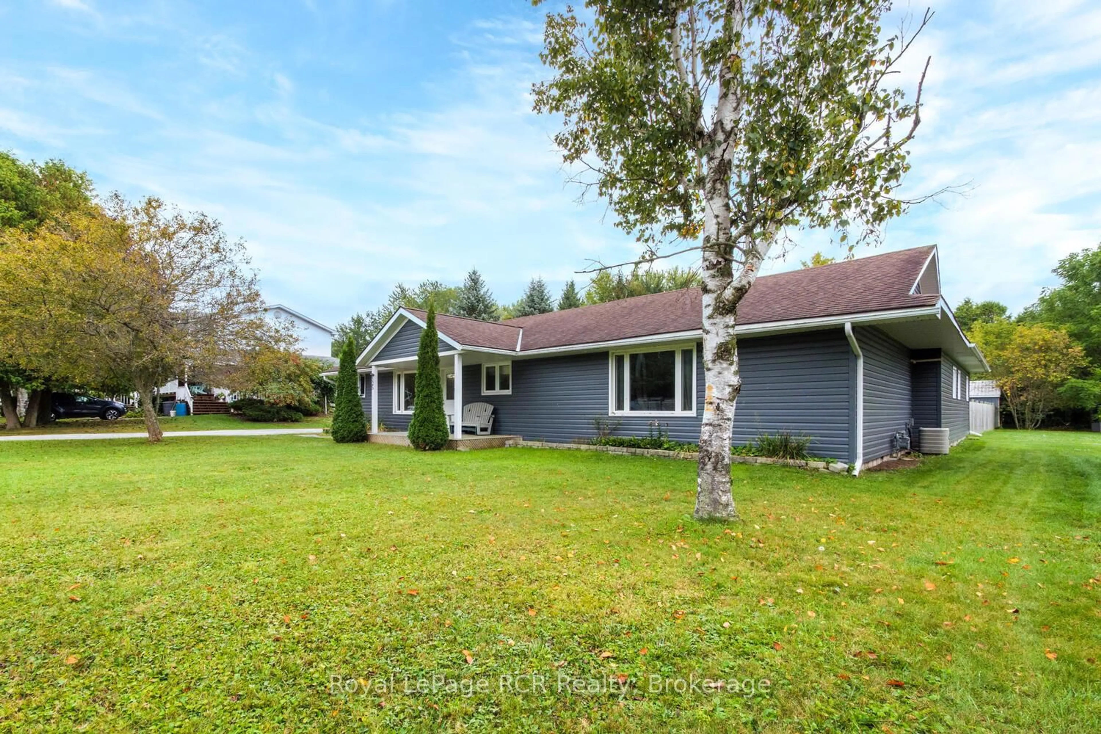 A pic from outside/outdoor area/front of a property/back of a property/a pic from drone, unknown for 525 Augusta St, Saugeen Shores Ontario N0H 2L0