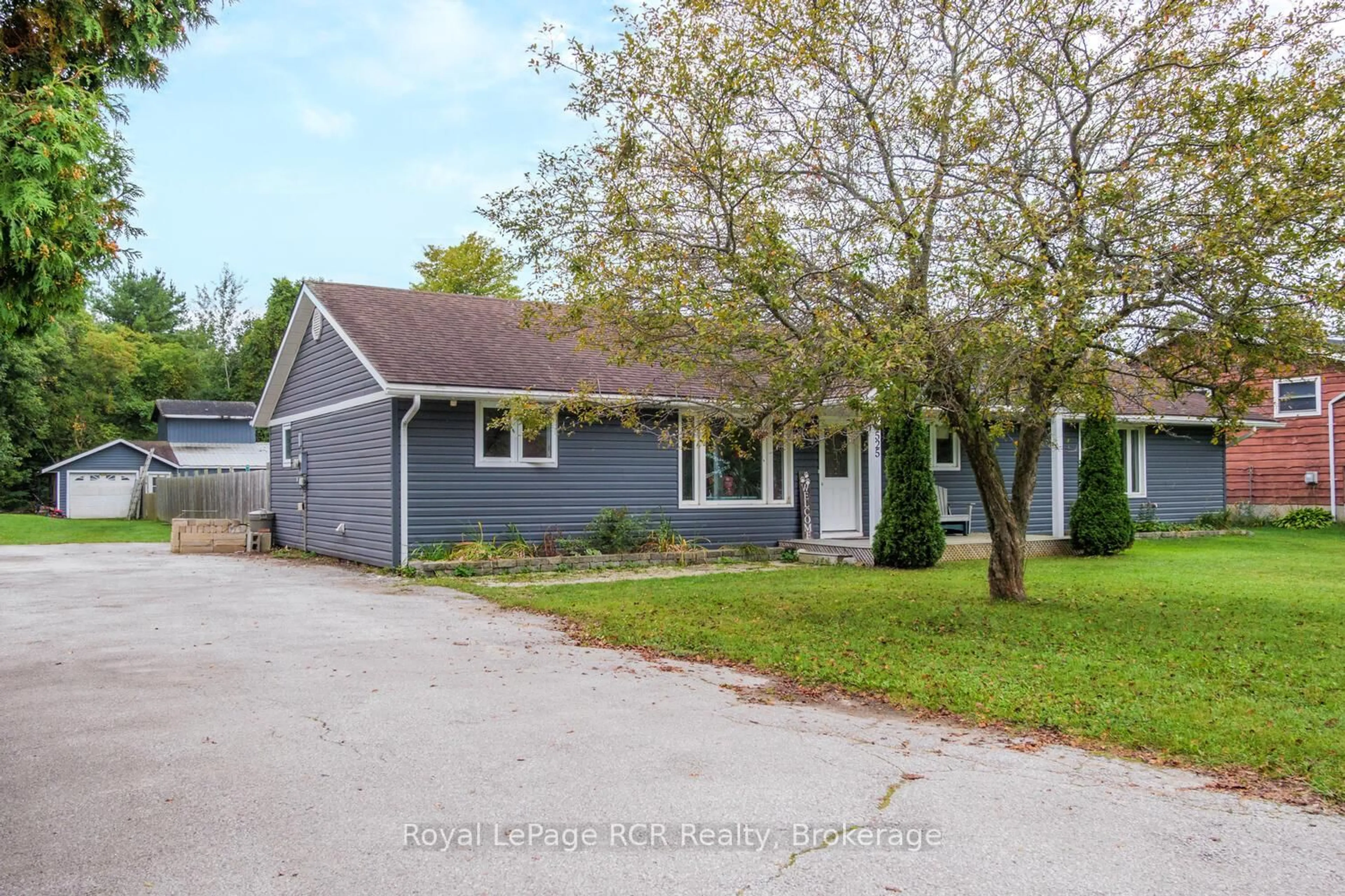 A pic from outside/outdoor area/front of a property/back of a property/a pic from drone, street for 525 Augusta St, Saugeen Shores Ontario N0H 2L0