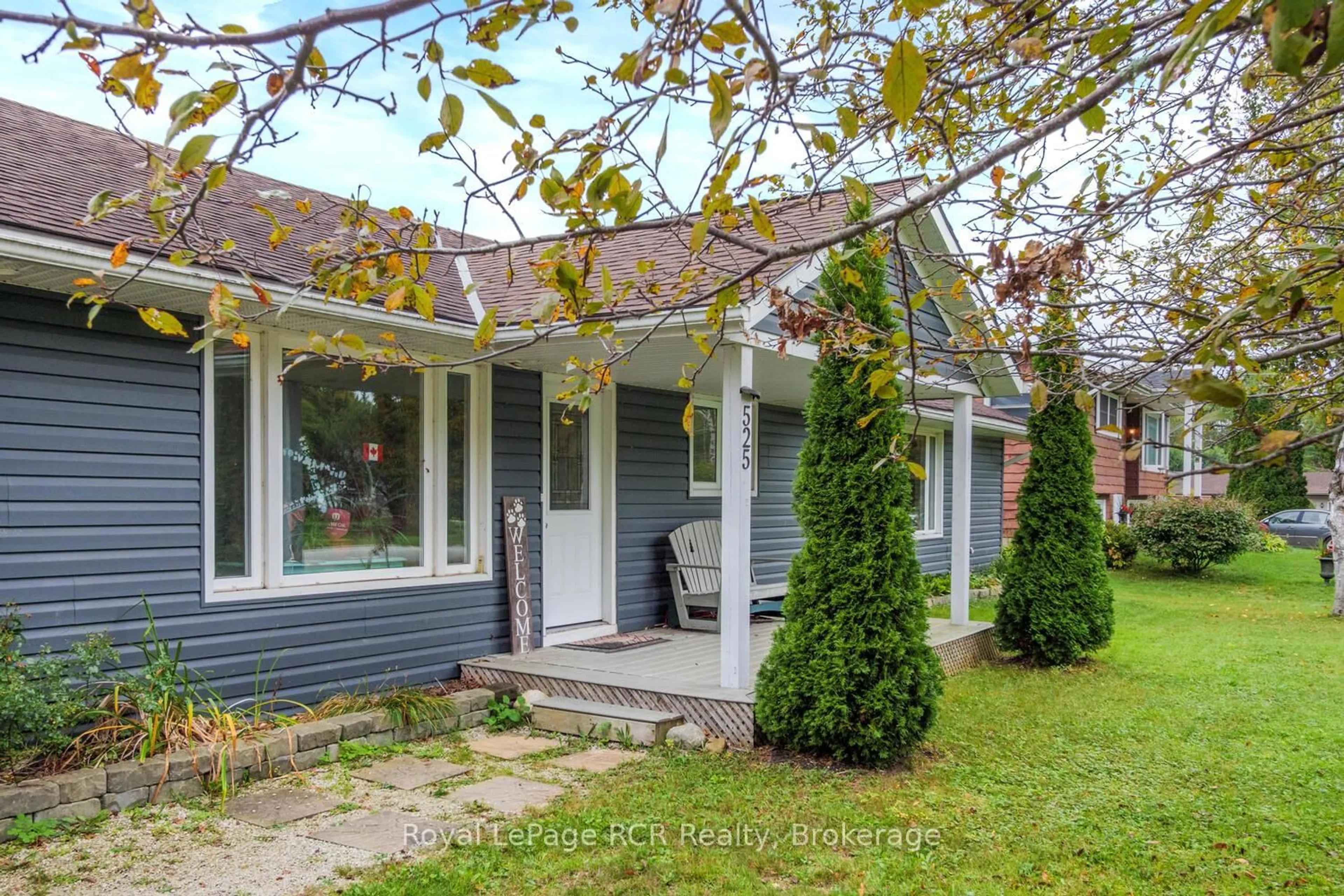 Home with vinyl exterior material, street for 525 Augusta St, Saugeen Shores Ontario N0H 2L0