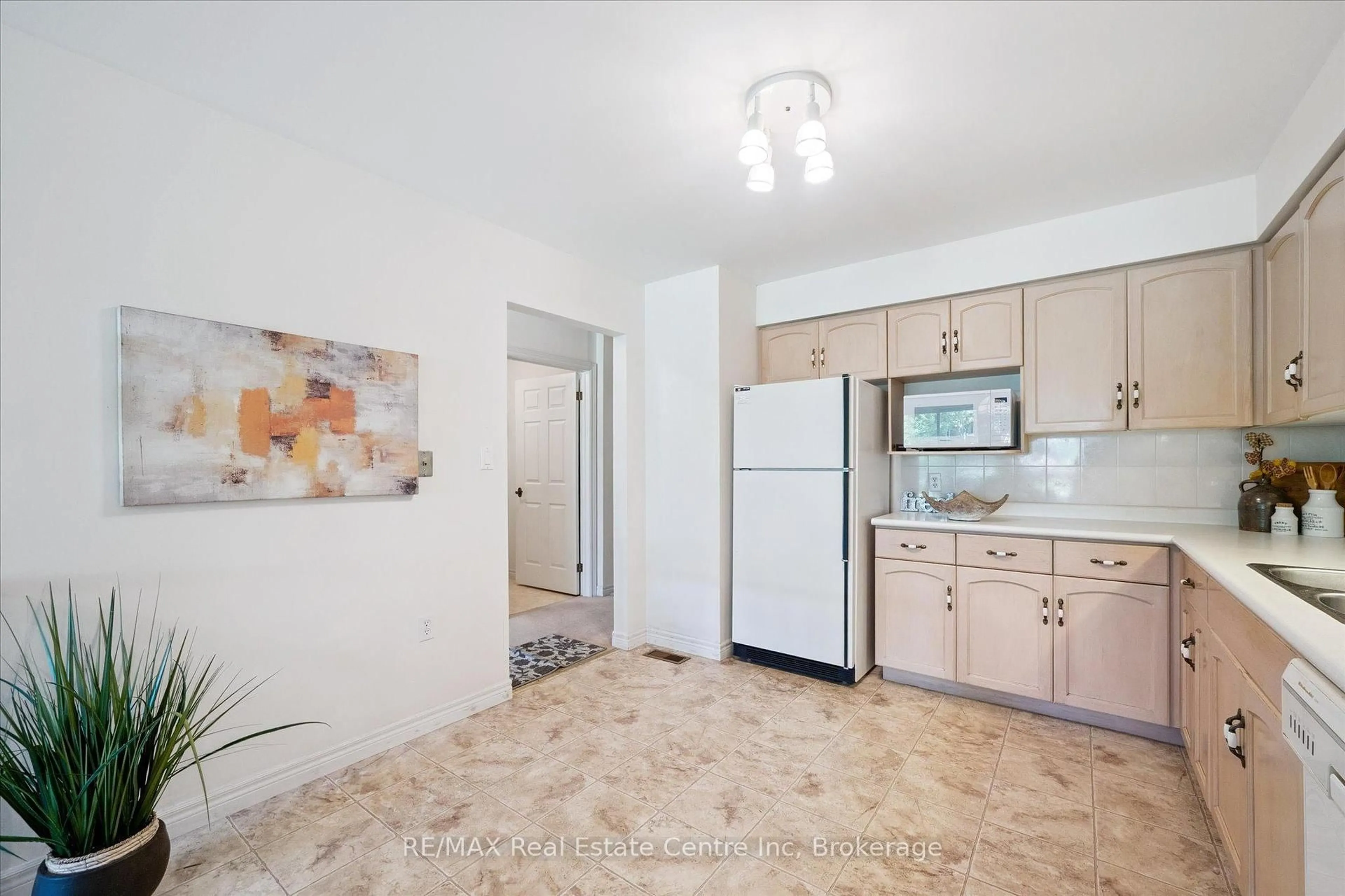 Standard kitchen, unknown for 3 GARDENVIEW Crt, Guelph Ontario N1G 4X7