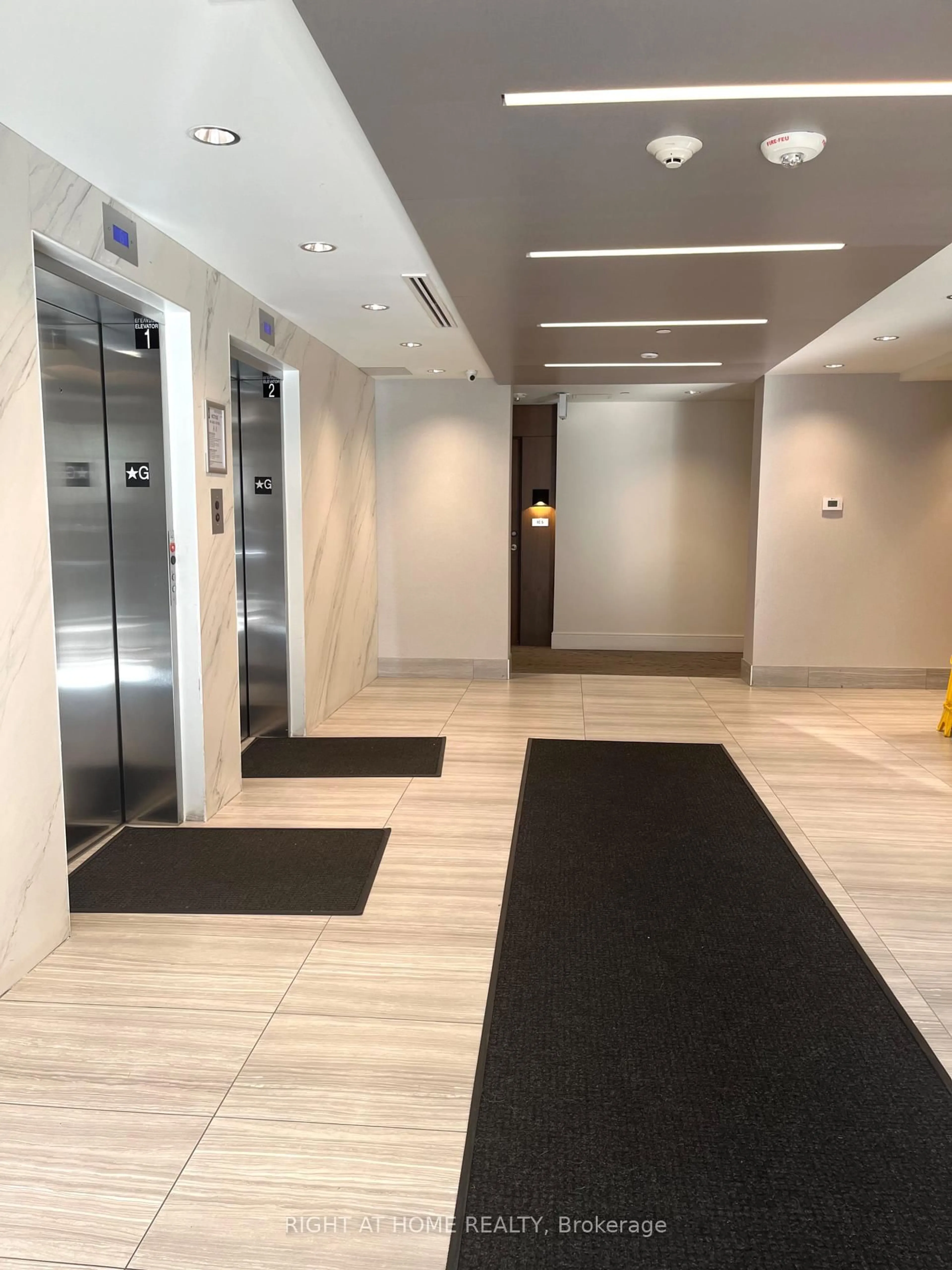 Indoor foyer for 16 Markle Cres #214, Hamilton Ontario L9G 3K9