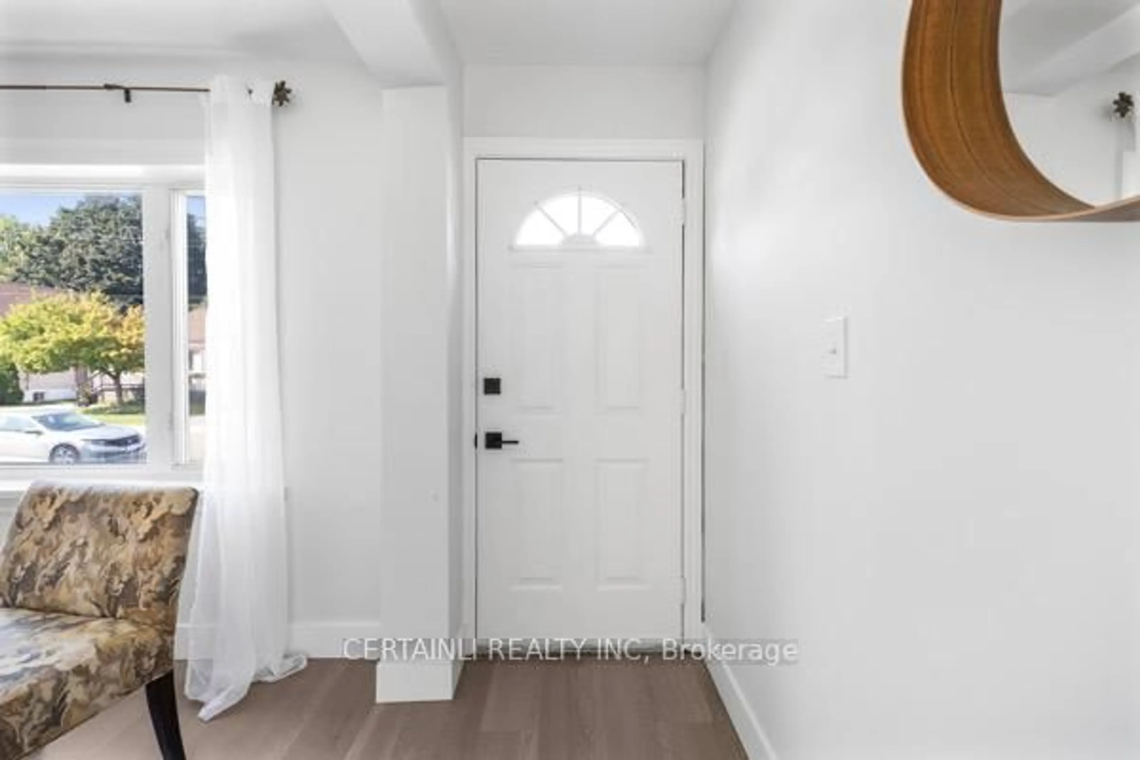 Indoor entryway for 205 East 26th St, Hamilton Ontario L8V 3C8