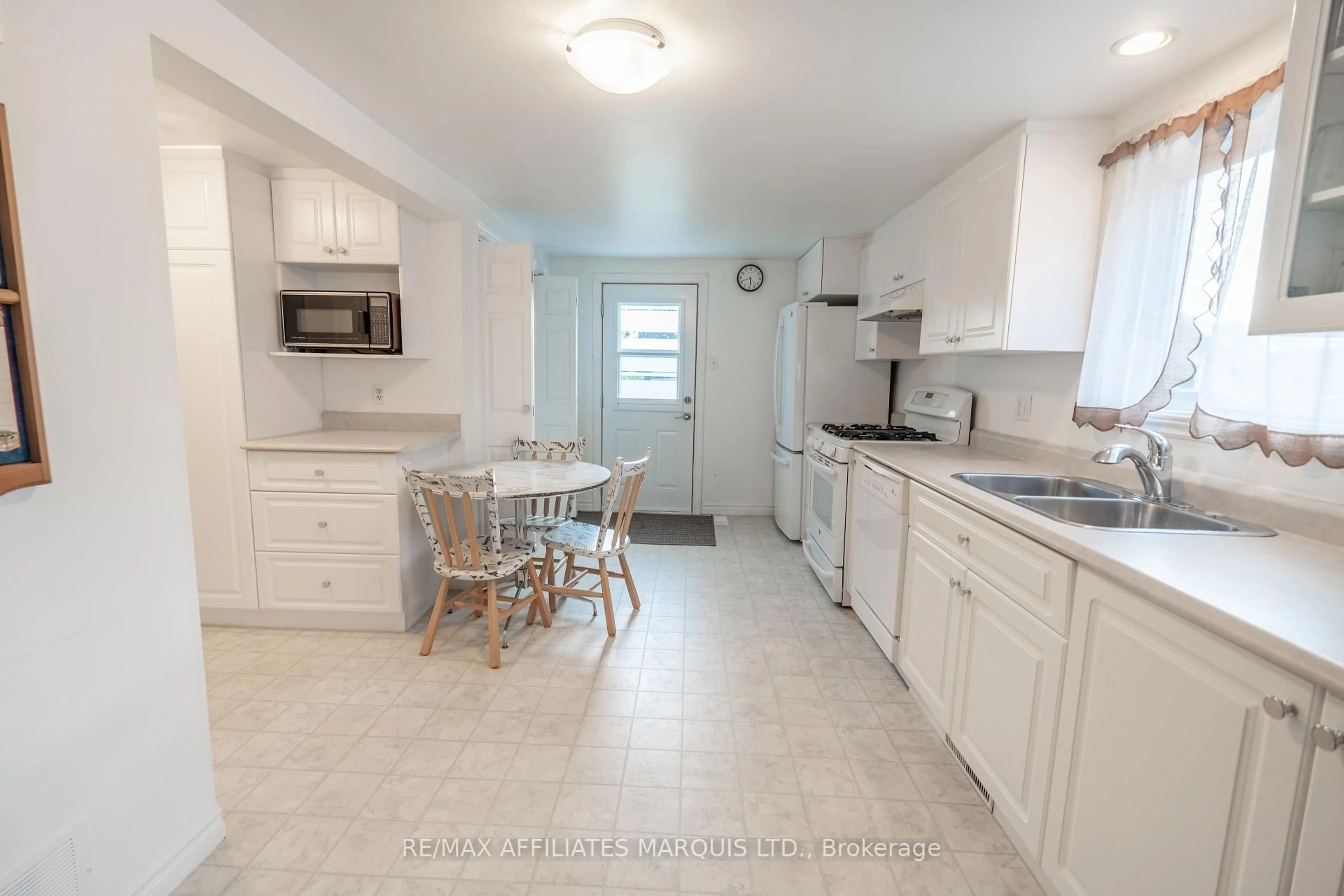 Standard kitchen, ceramic/tile floor for 1200 Notre Dame St, Cornwall Ontario K6J 4Y6