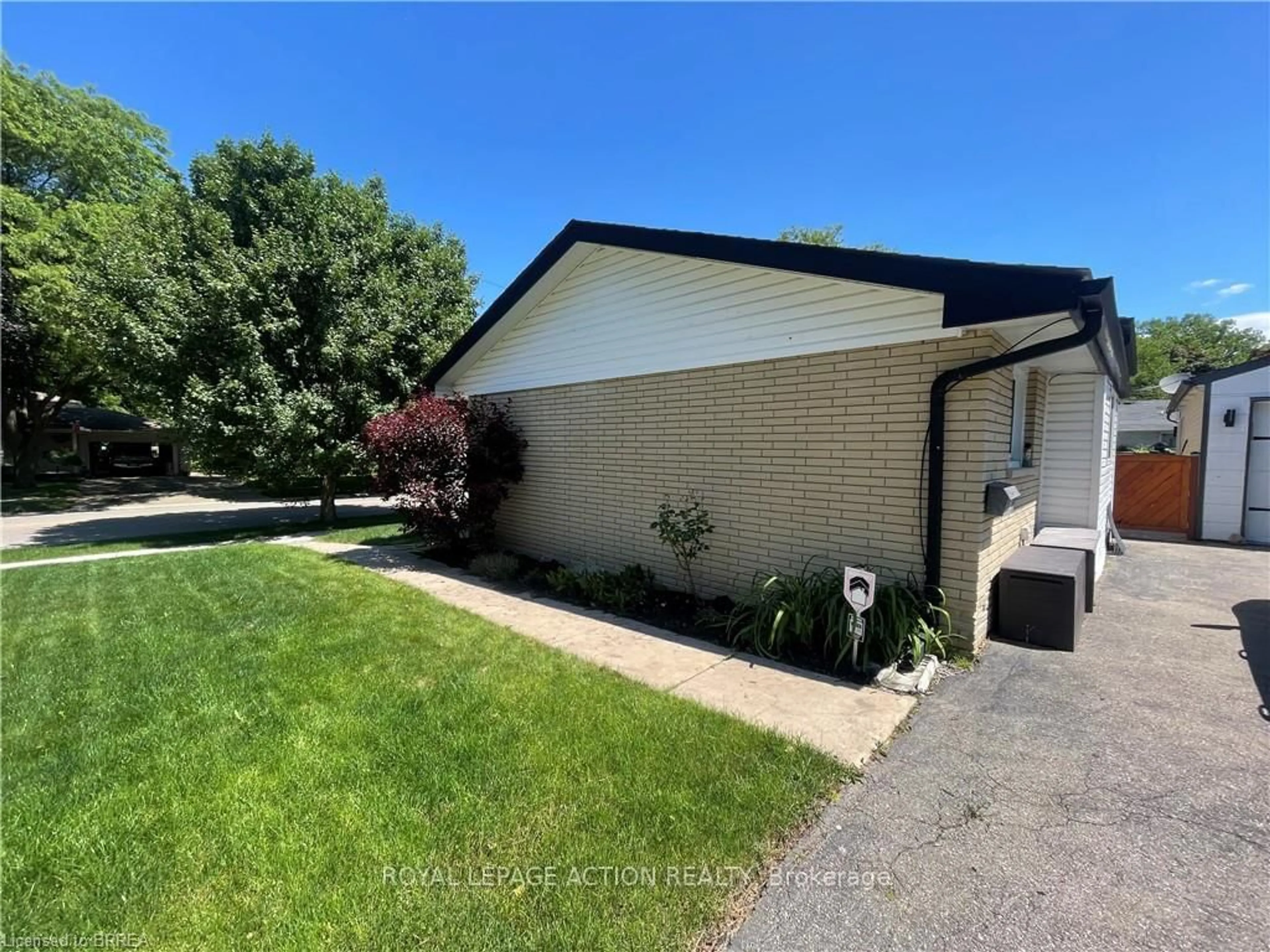 Home with vinyl exterior material, street for 15 Brier Park Rd, Brantford Ontario N3R 3P8
