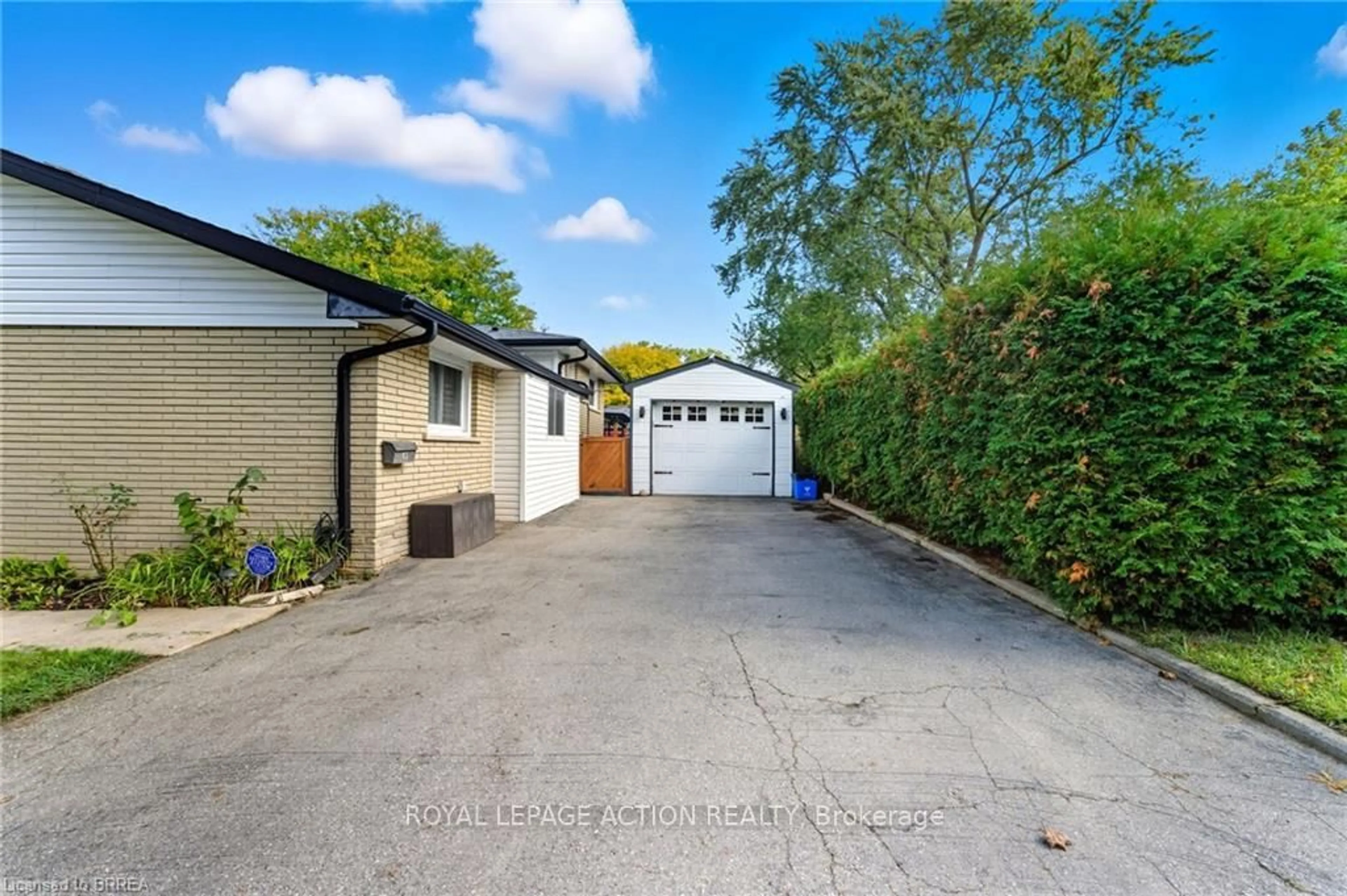 A pic from outside/outdoor area/front of a property/back of a property/a pic from drone, street for 15 Brier Park Rd, Brantford Ontario N3R 3P8