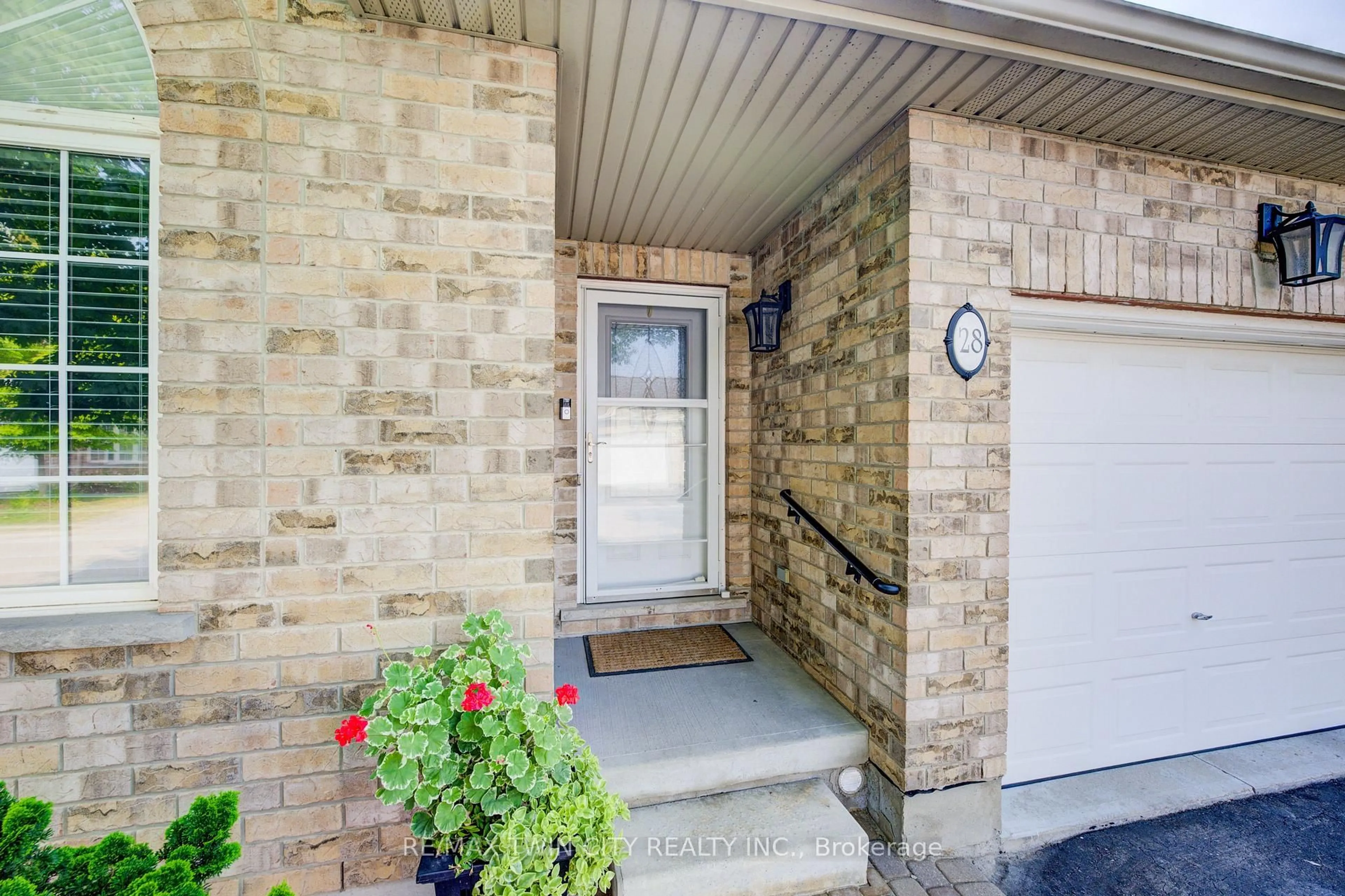 Indoor entryway for 35 Green Gate Blvd #28, Cambridge Ontario N1T 0A3