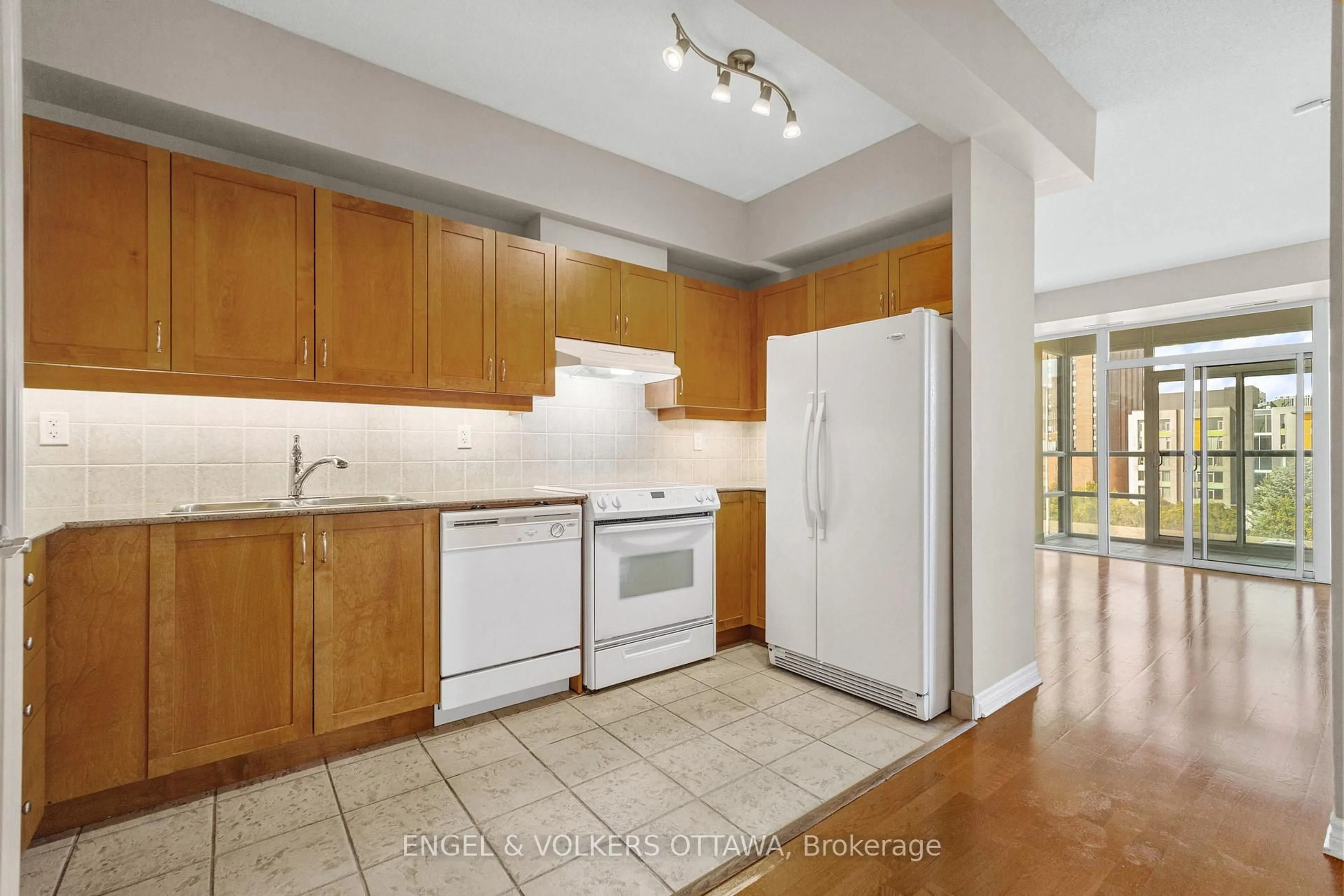 Standard kitchen, unknown for 100 Isabella St #611, Ottawa Ontario K1S 1V5