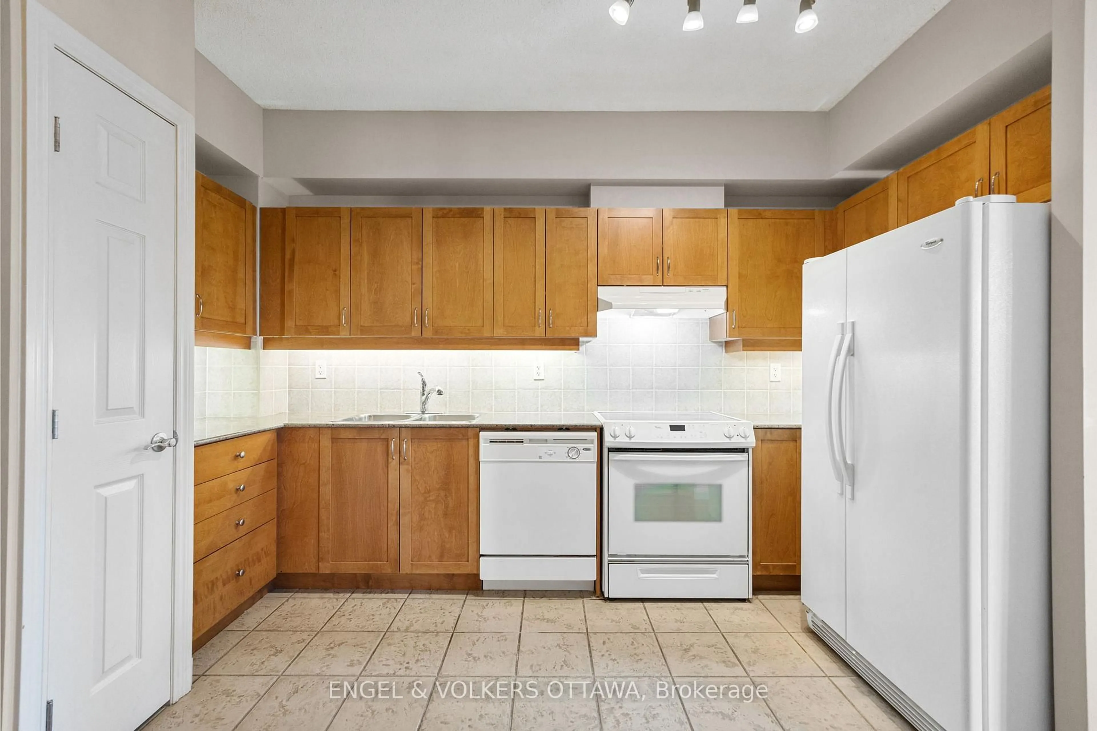 Standard kitchen, unknown for 100 Isabella St #611, Ottawa Ontario K1S 1V5
