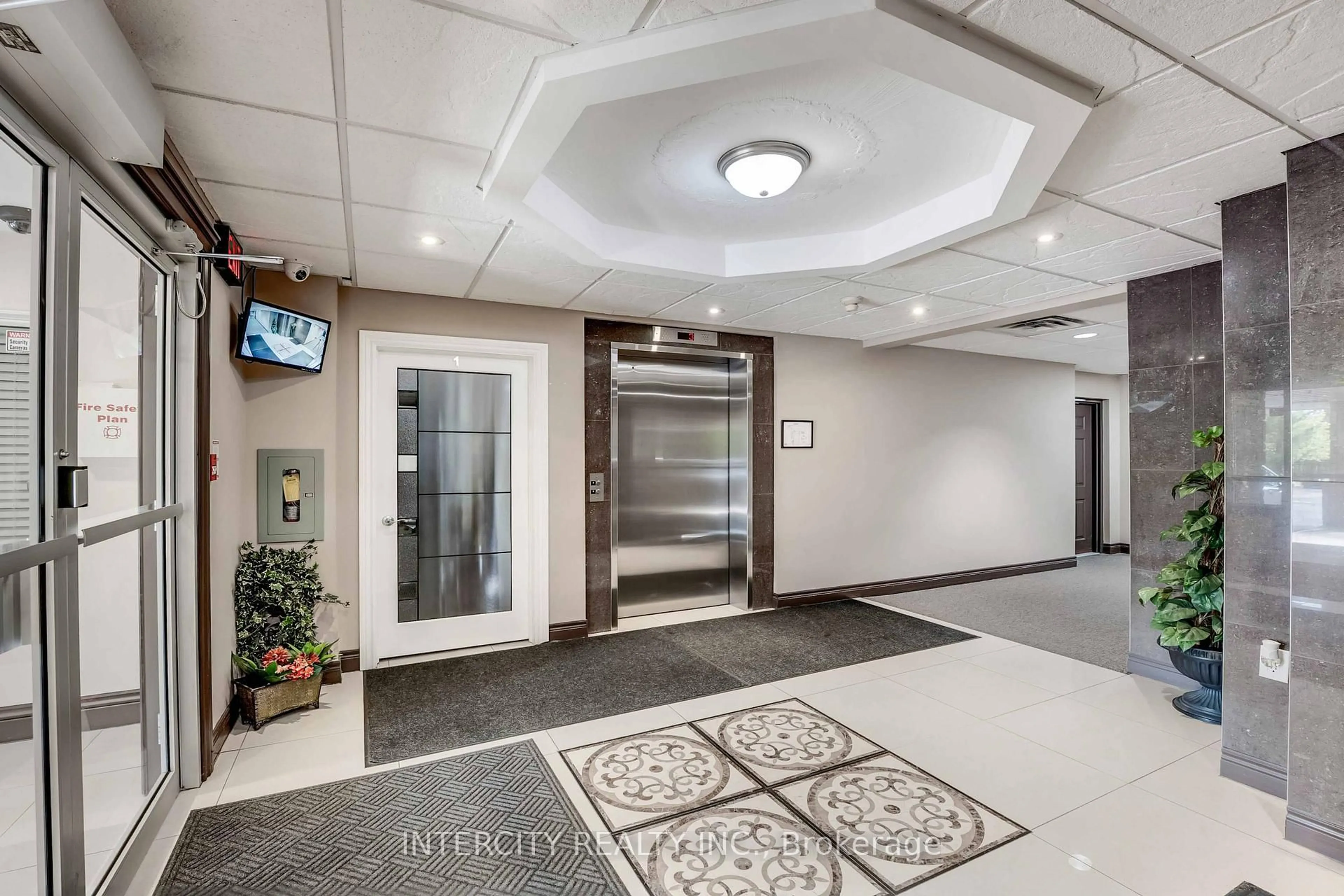Indoor foyer for 6928 Ailanthus Ave #306, Niagara Falls Ontario L2G 4C8