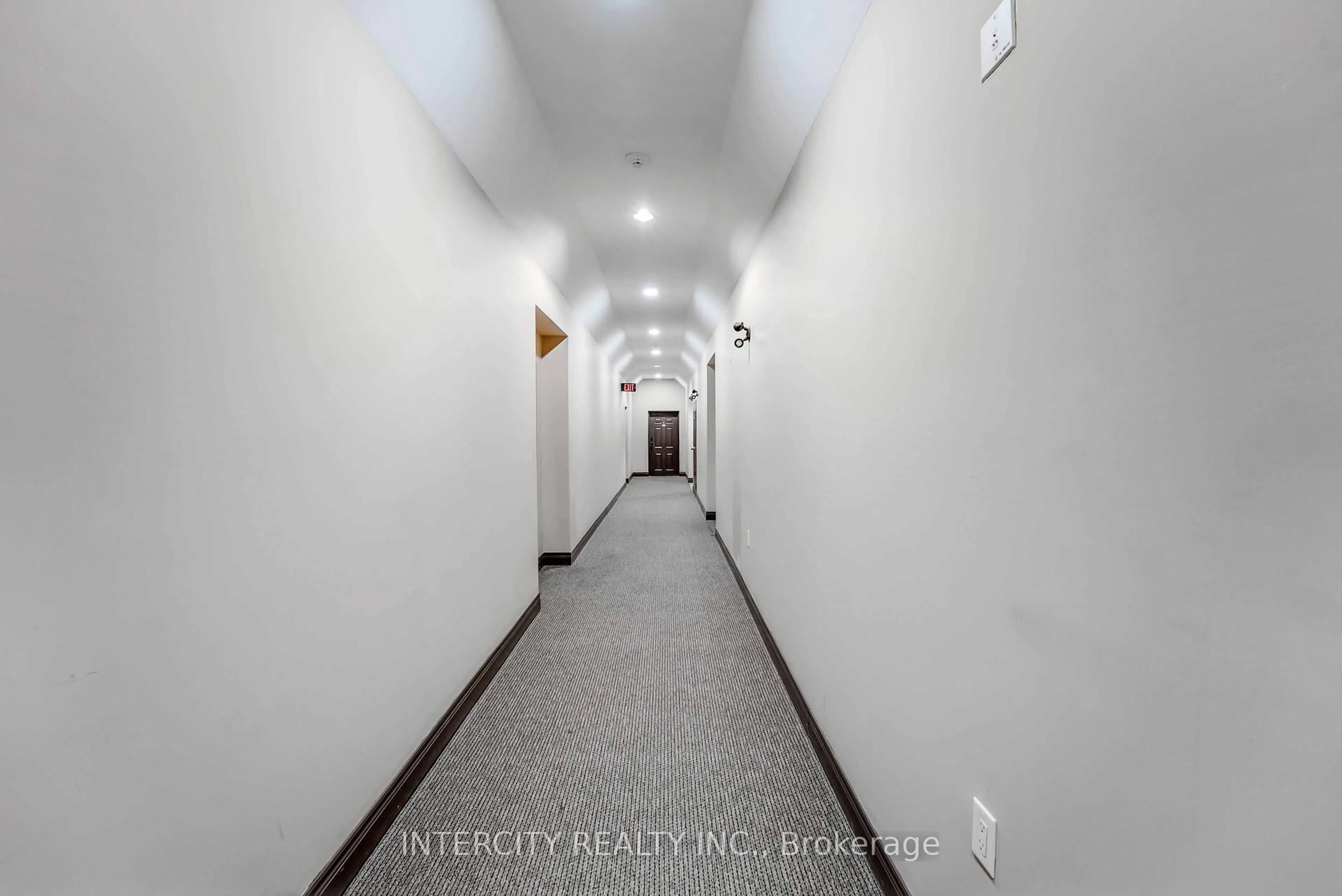 Indoor foyer for 6928 Ailanthus Ave #306, Niagara Falls Ontario L2G 4C8