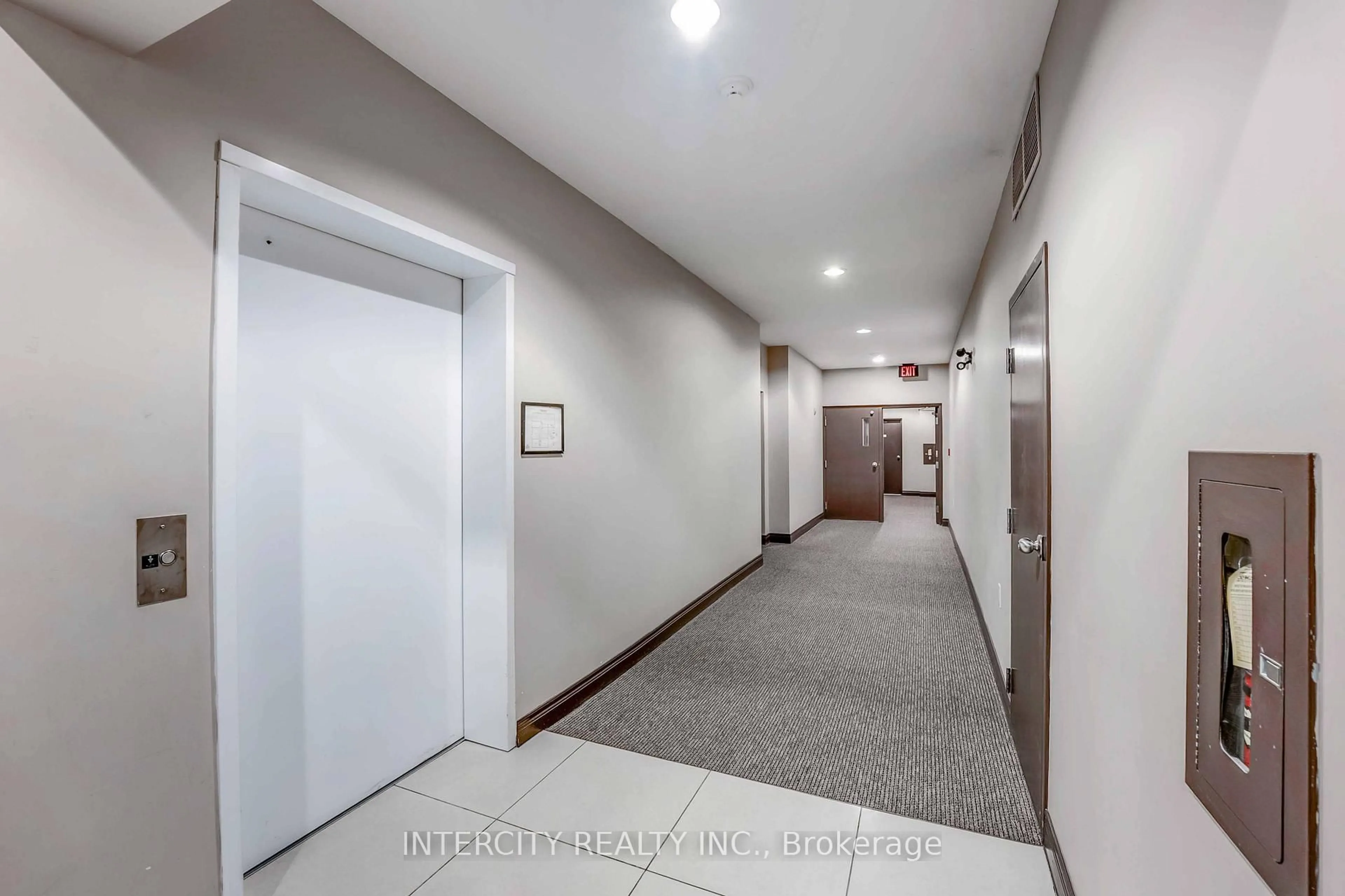Indoor foyer for 6928 Ailanthus Ave #306, Niagara Falls Ontario L2G 4C8