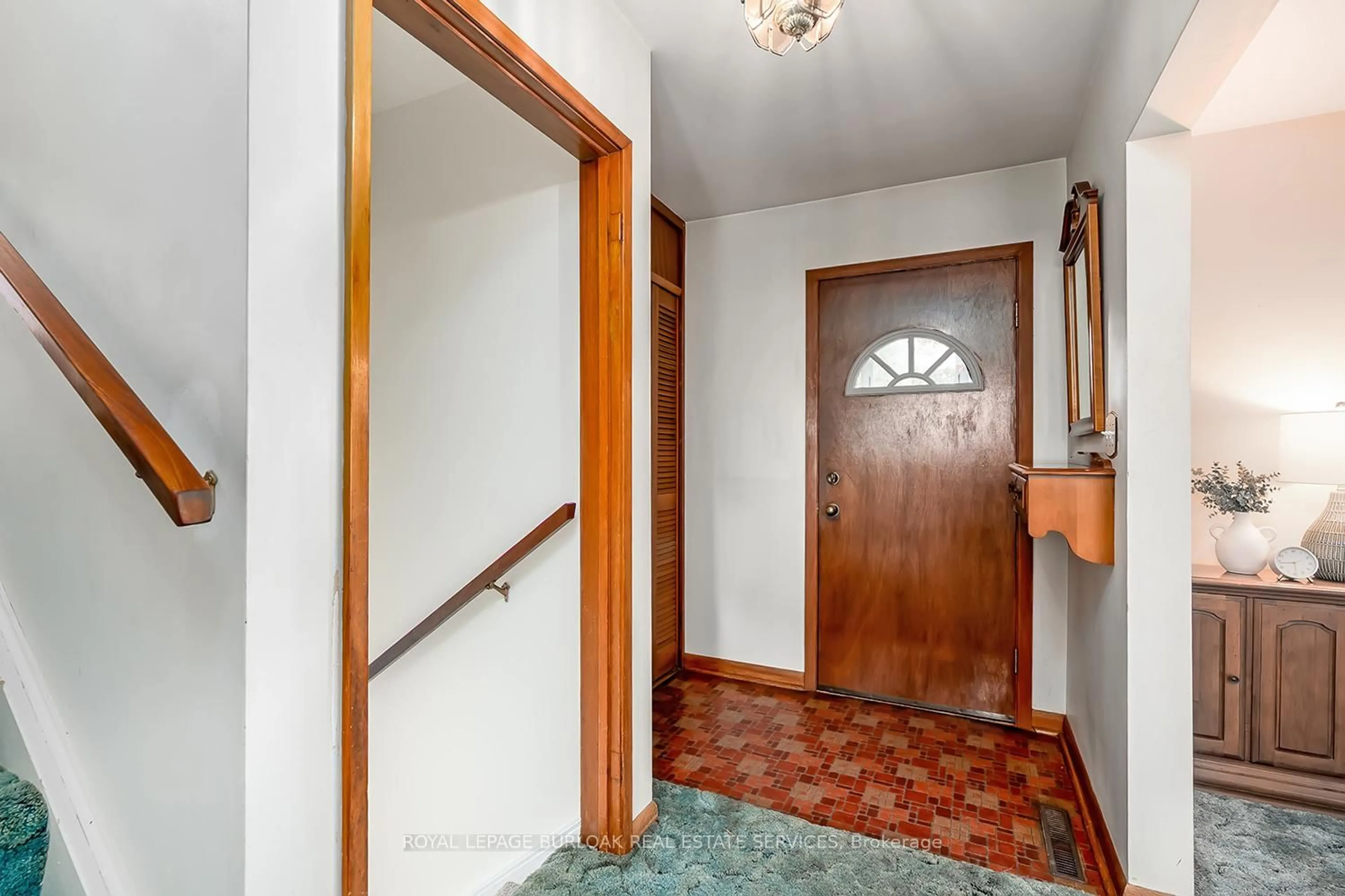 Indoor entryway for 3 White Oaks Ave, Brantford Ontario N3R 5N7