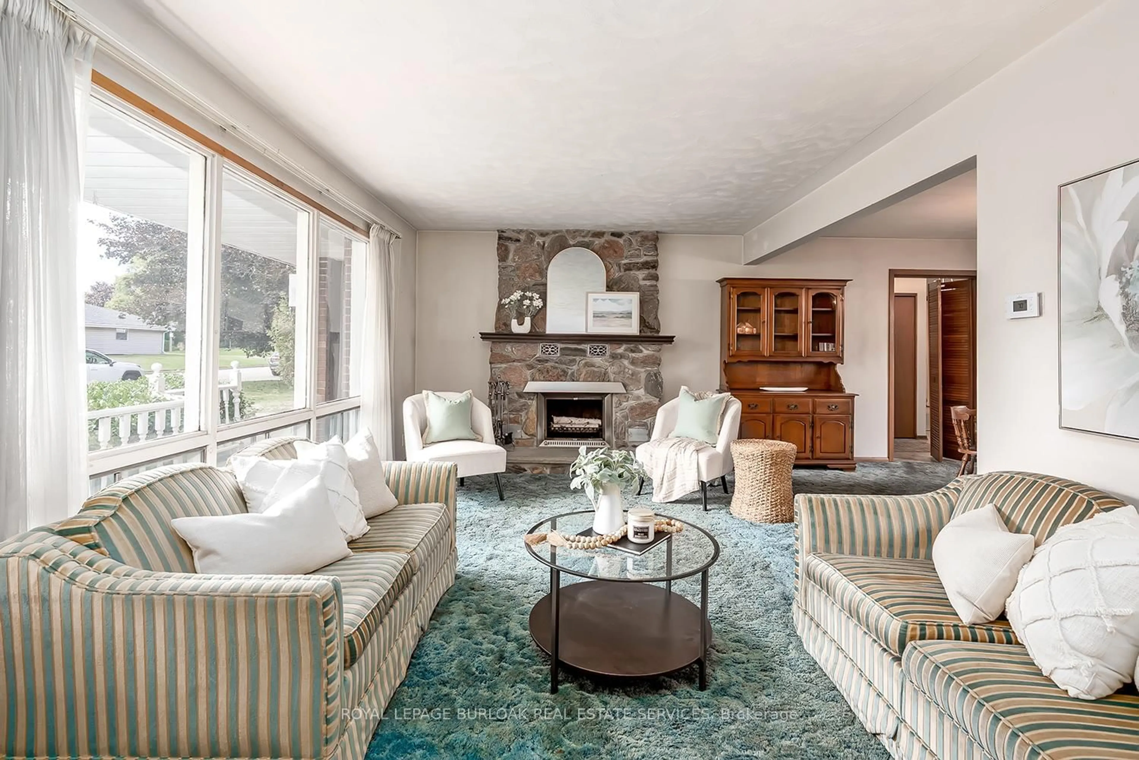 Living room with furniture, unknown for 3 White Oaks Ave, Brantford Ontario N3R 5N7