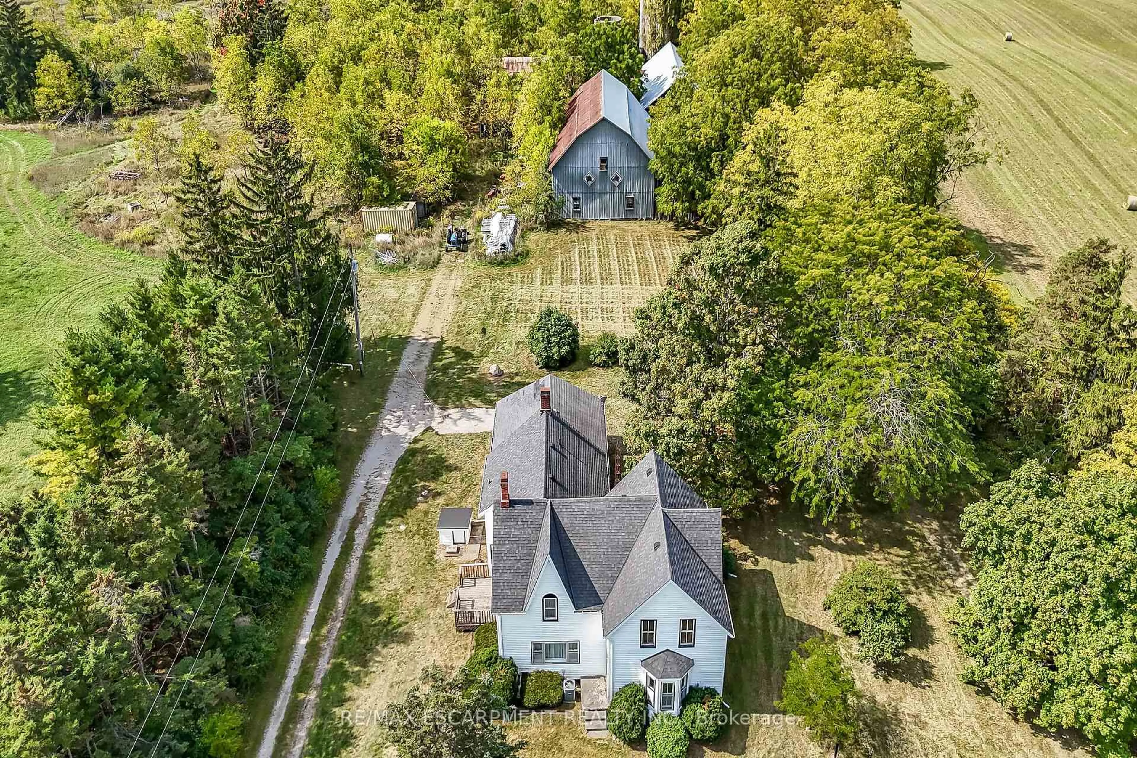 A pic from outside/outdoor area/front of a property/back of a property/a pic from drone, unknown for 2429 County Line, Norfolk Ontario N0E 1Y0