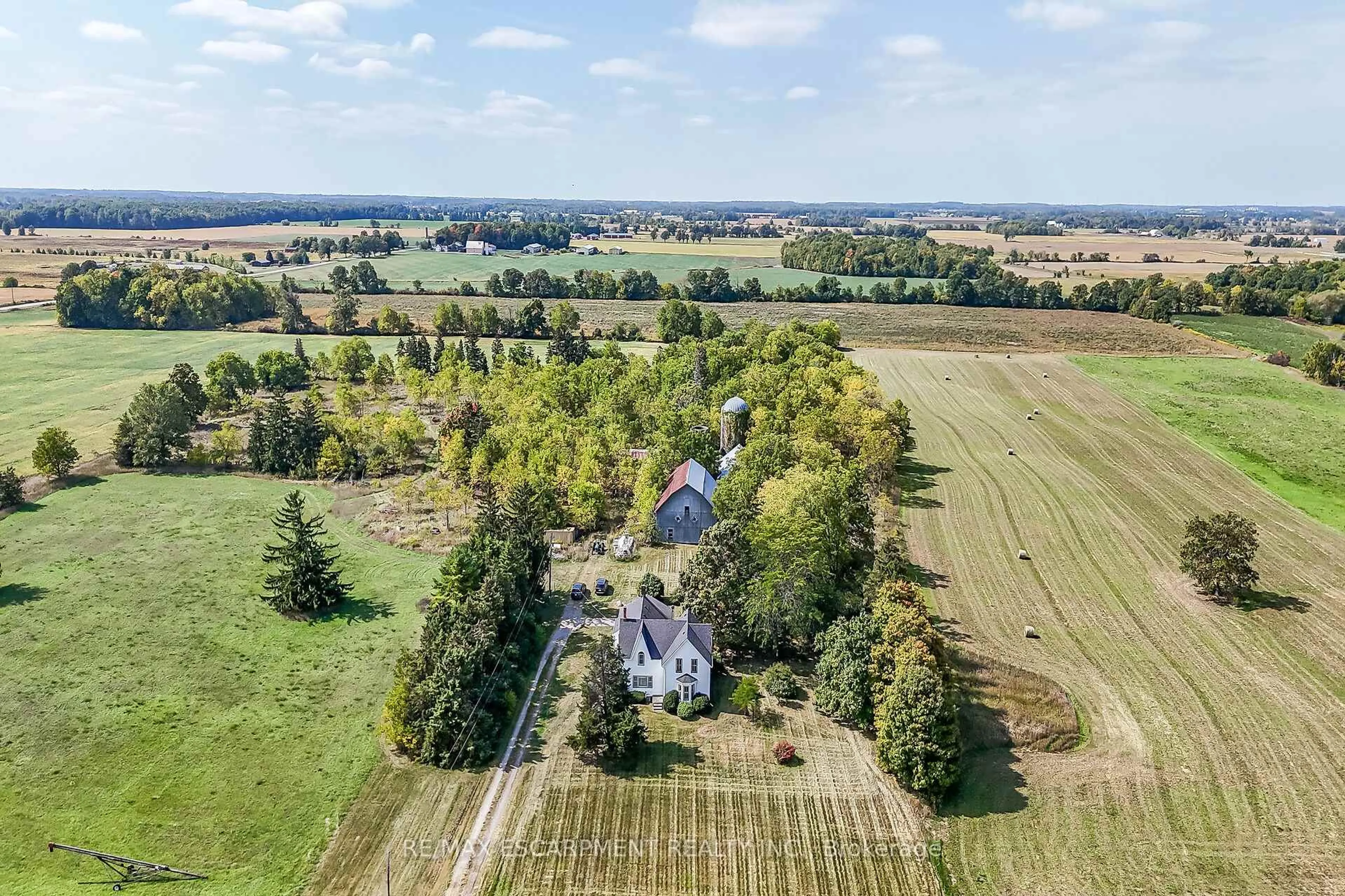 A pic from outside/outdoor area/front of a property/back of a property/a pic from drone, unknown for 2429 County Line, Norfolk Ontario N0E 1Y0