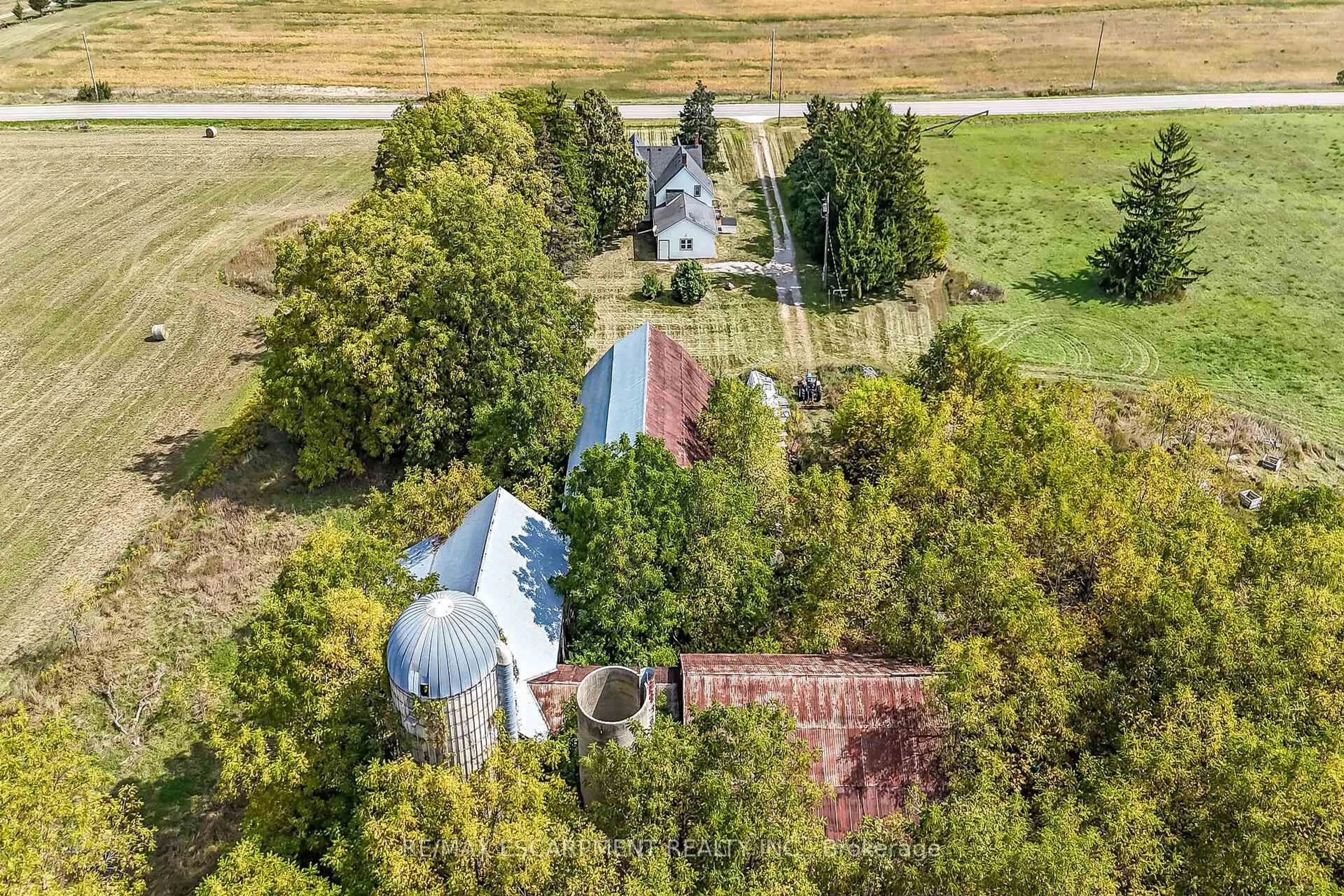 A pic from outside/outdoor area/front of a property/back of a property/a pic from drone, unknown for 2429 County Line, Norfolk Ontario N0E 1Y0