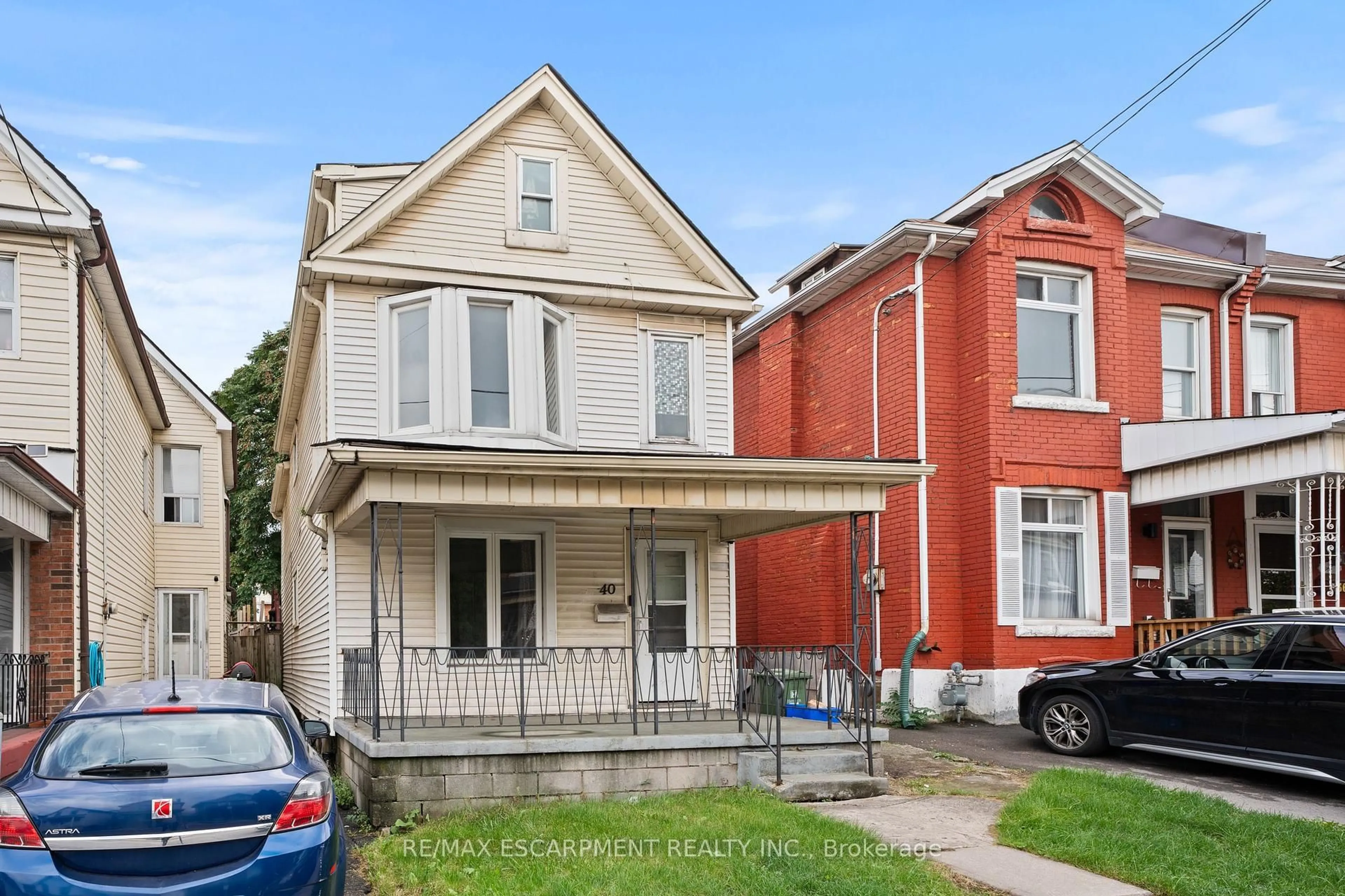 Home with brick exterior material, street for 40 Rosemont Ave, Hamilton Ontario L8L 2M3
