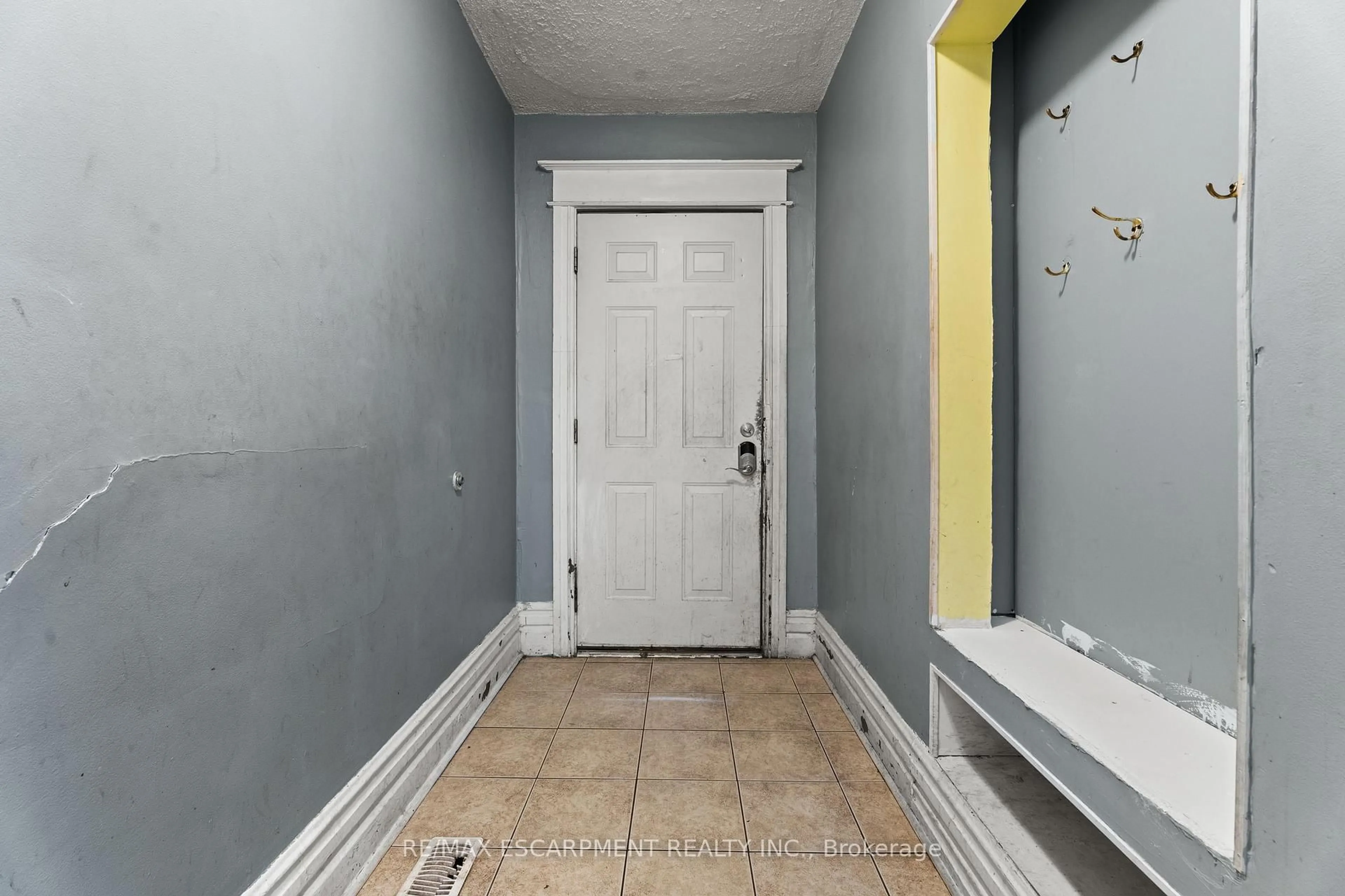 Indoor entryway for 40 Rosemont Ave, Hamilton Ontario L8L 2M3