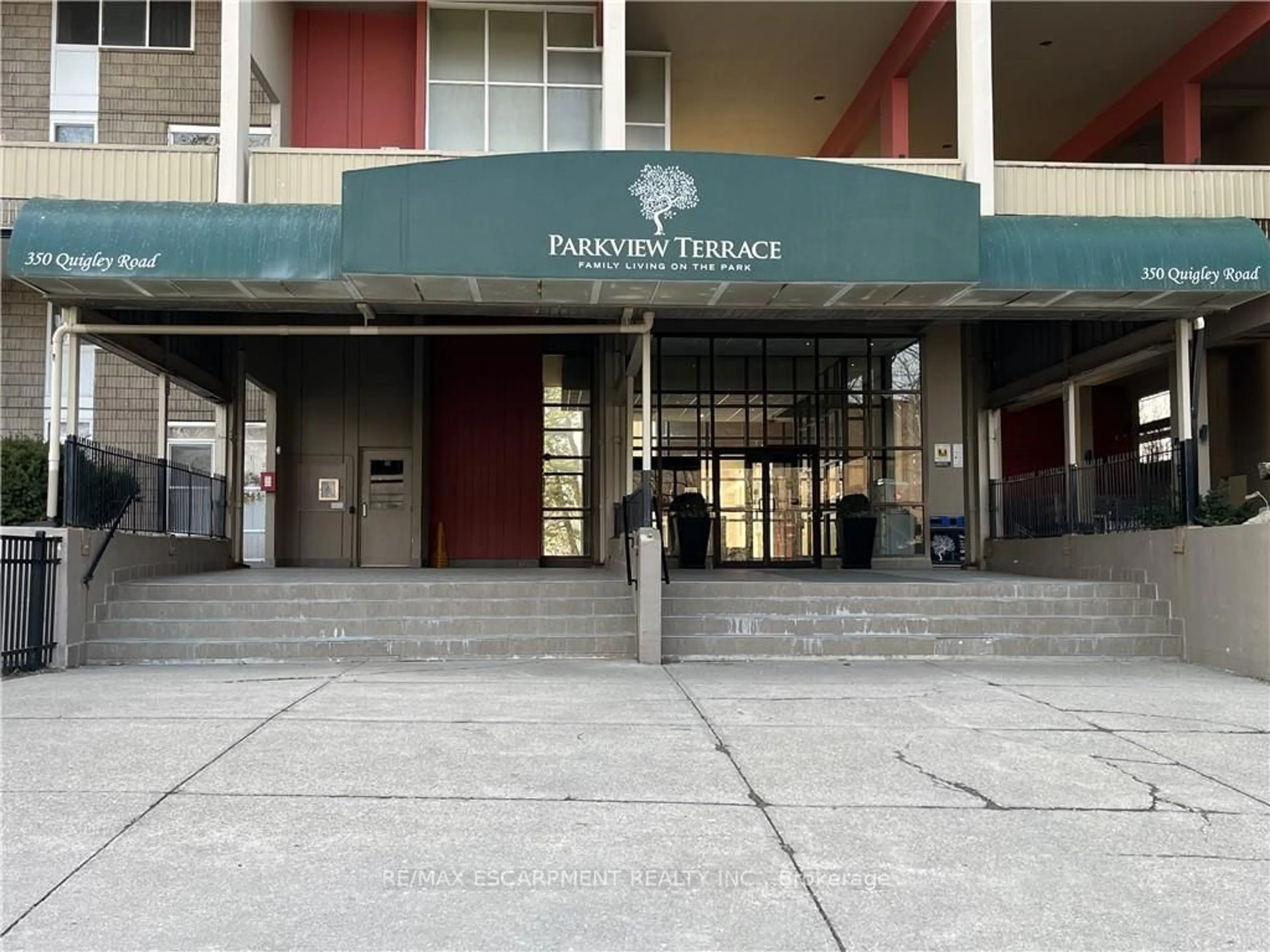 Indoor foyer for 350 Quigley Rd #319, Hamilton Ontario L8K 5N2