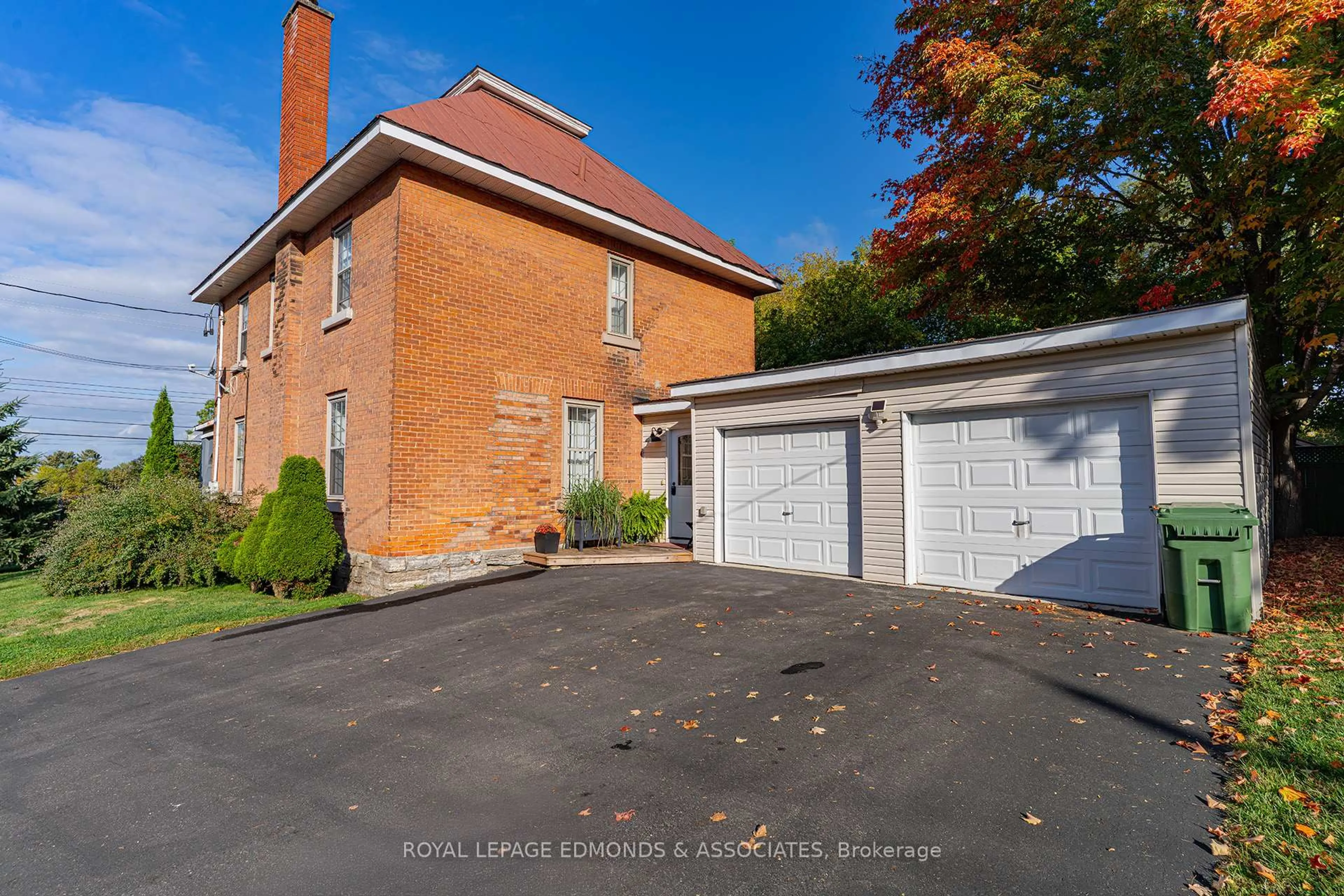 A pic from outside/outdoor area/front of a property/back of a property/a pic from drone, street for 561 Mackay St, Pembroke Ontario K8A 1E8