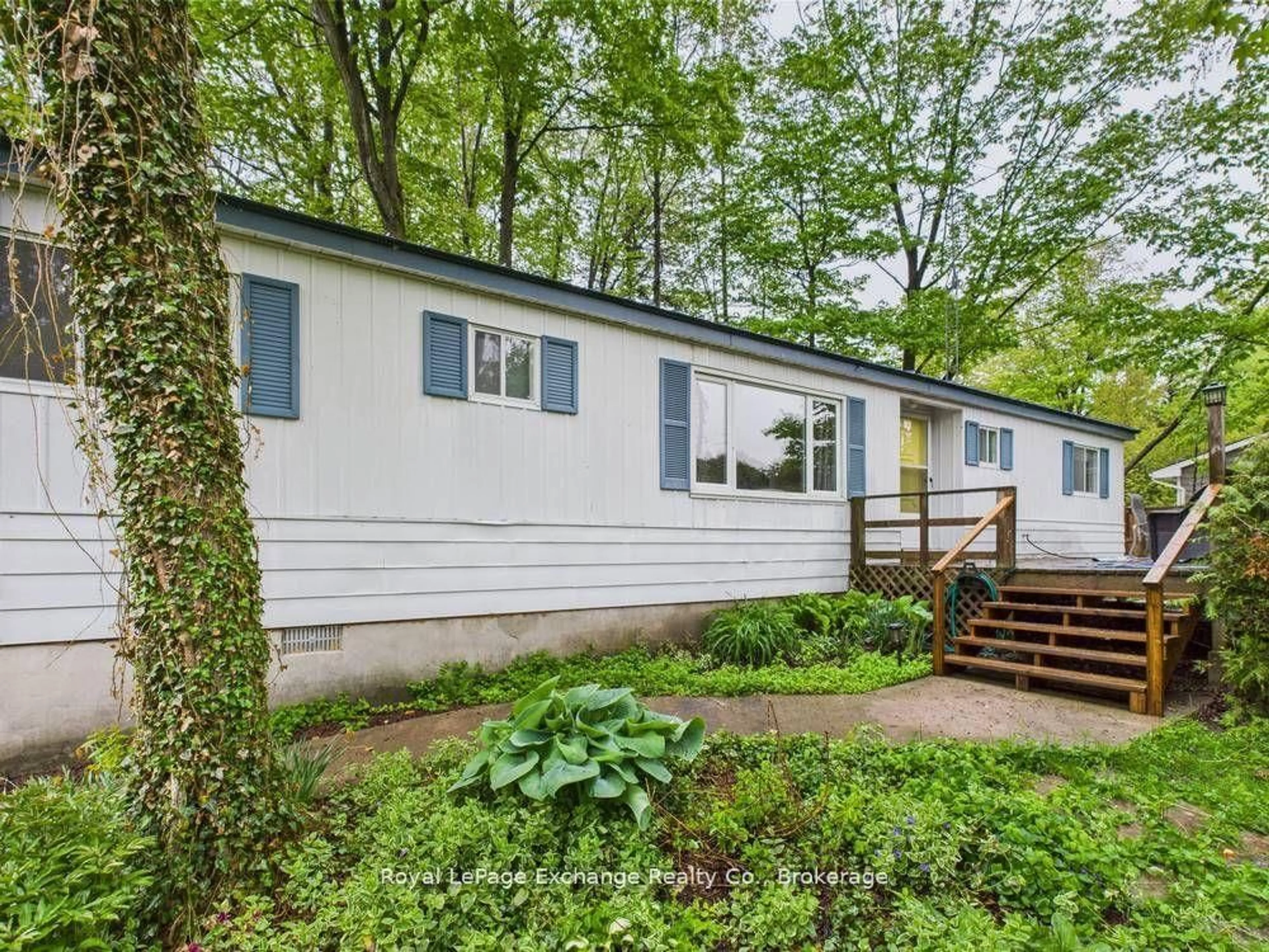 Home with vinyl exterior material, unknown for 112 HURON Rd, Huron-Kinloss Ontario N0G 2R0