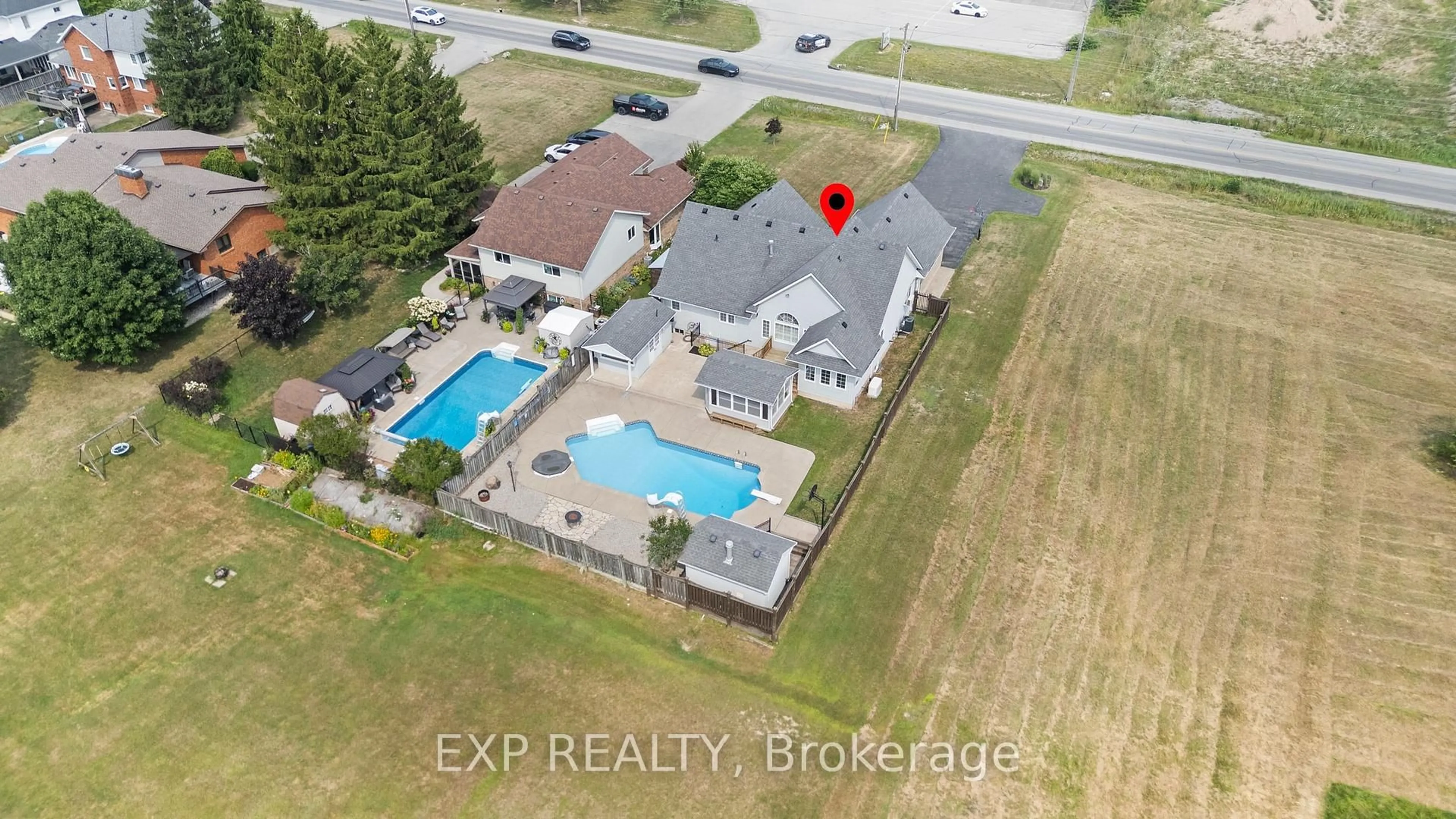 A pic from outside/outdoor area/front of a property/back of a property/a pic from drone, unknown for 353 South Pelham Rd, Welland Ontario L3B 5N8