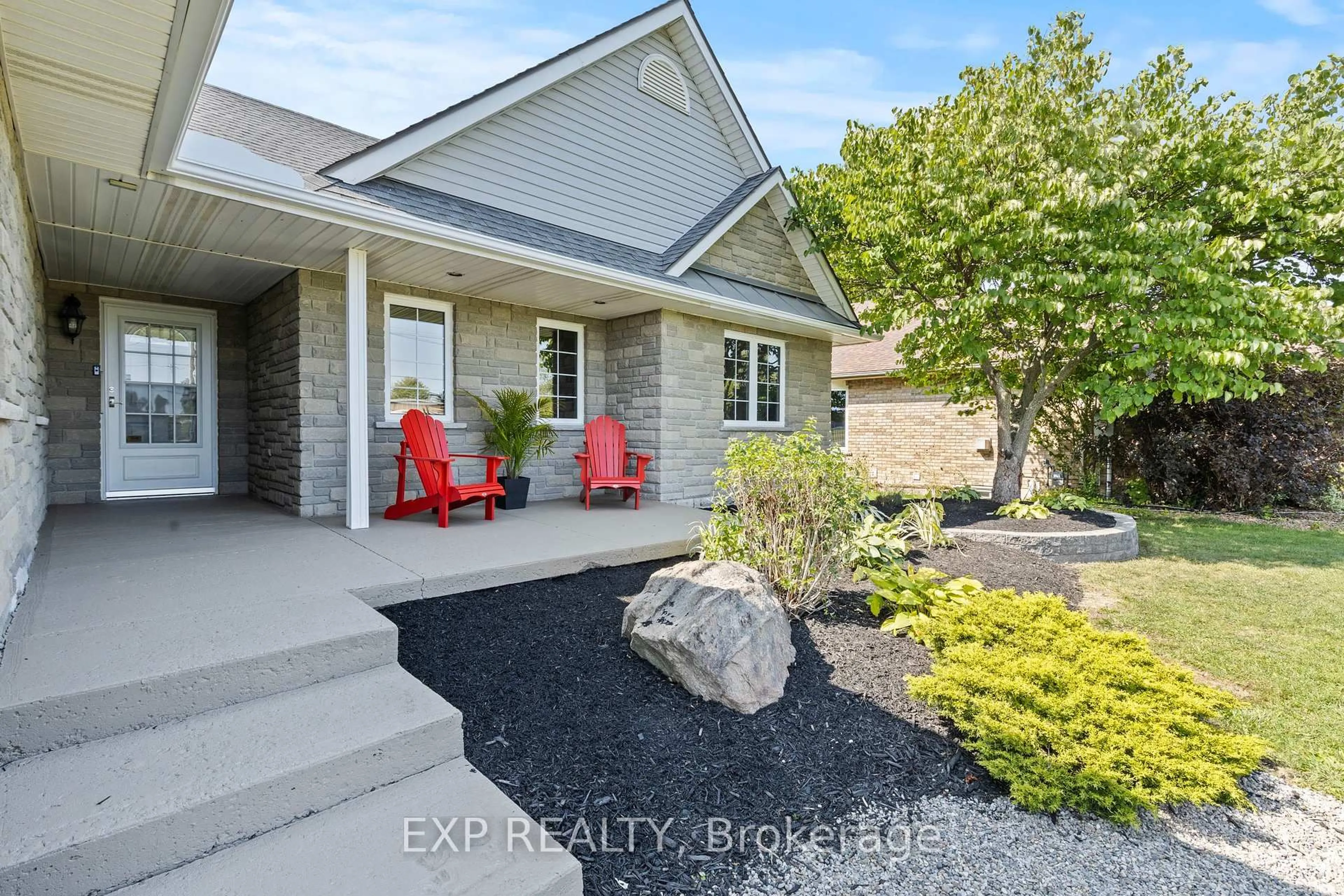 Indoor entryway for 353 South Pelham Rd, Welland Ontario L3B 5N8