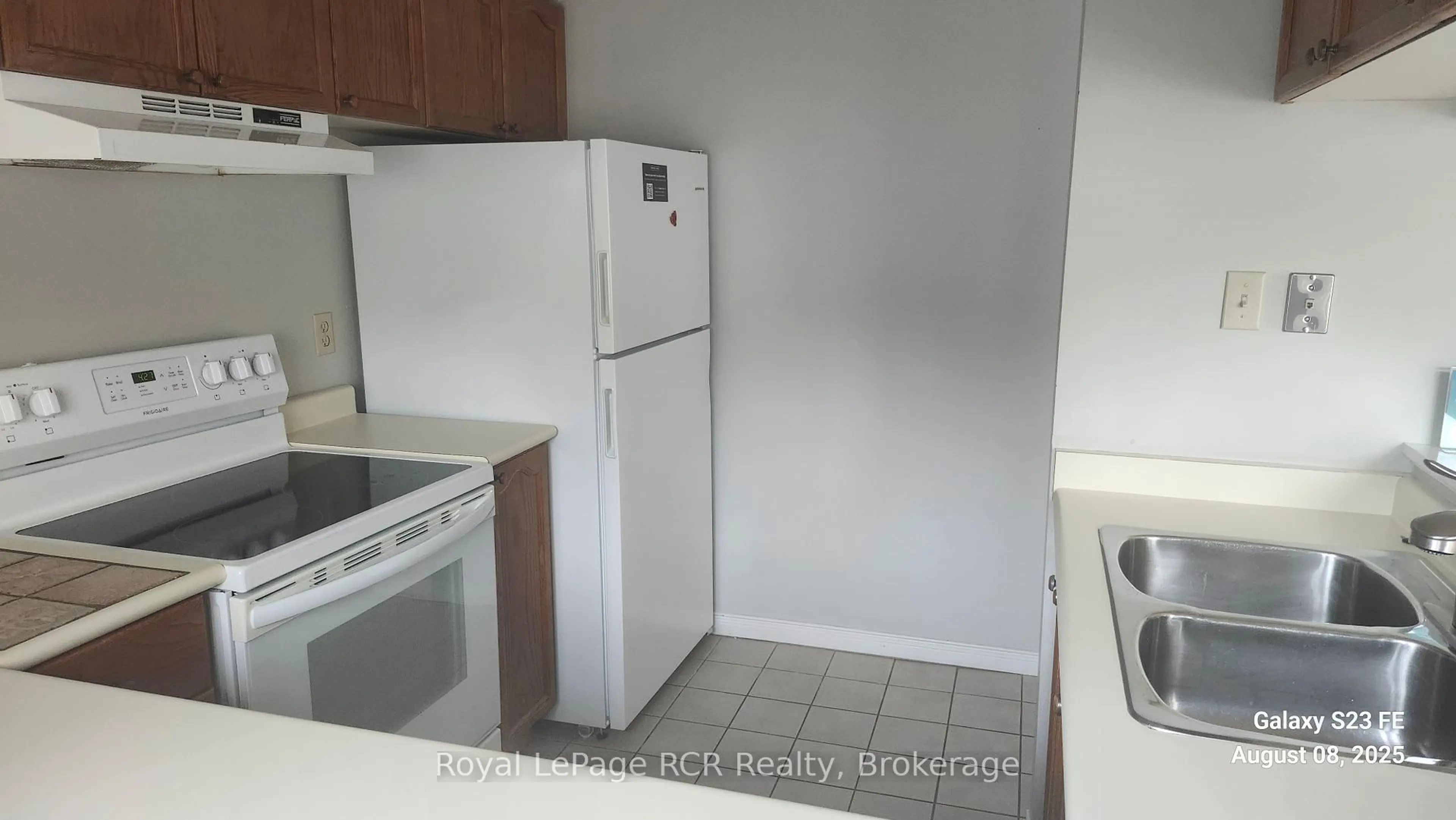Standard kitchen, unknown for 107 Wintergreen Pl #220, Blue Mountains Ontario L9Y 0E8