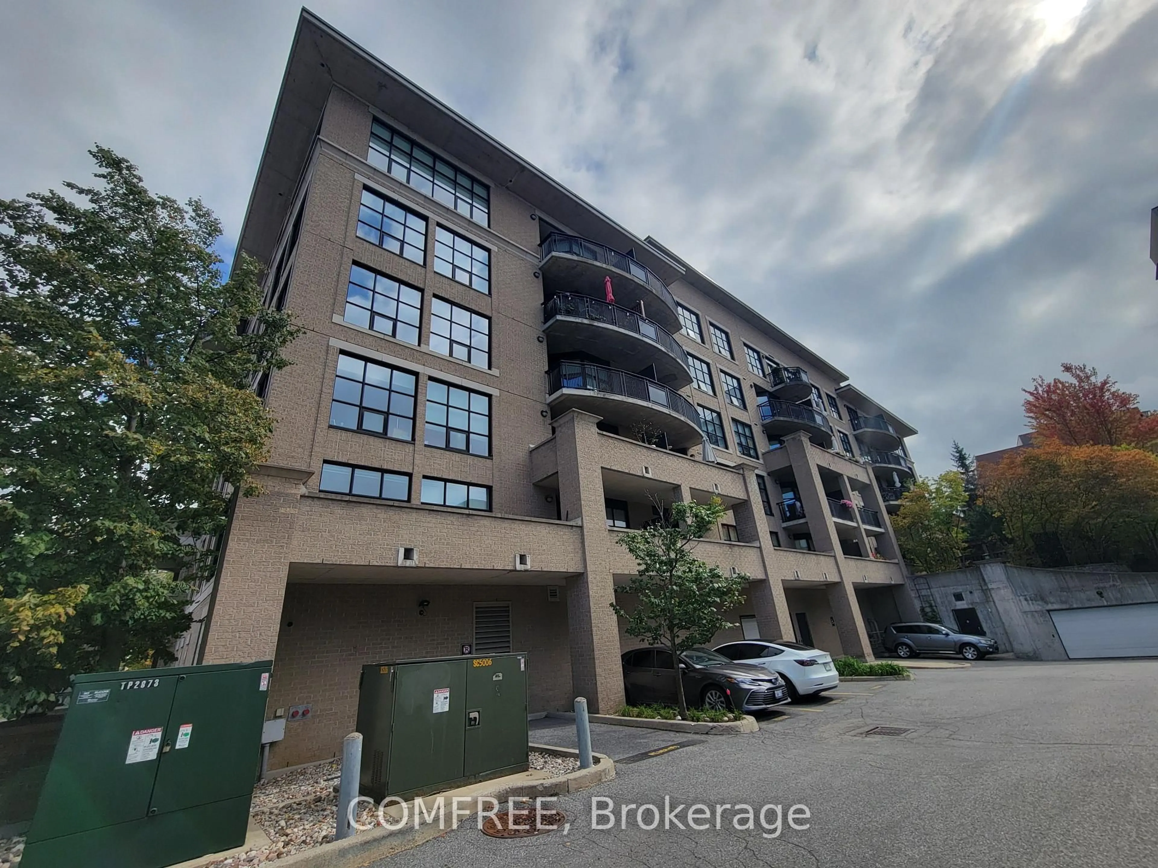 A pic from outside/outdoor area/front of a property/back of a property/a pic from drone, building for 290 Powell Ave #302, Ottawa Ontario K1S 5T4
