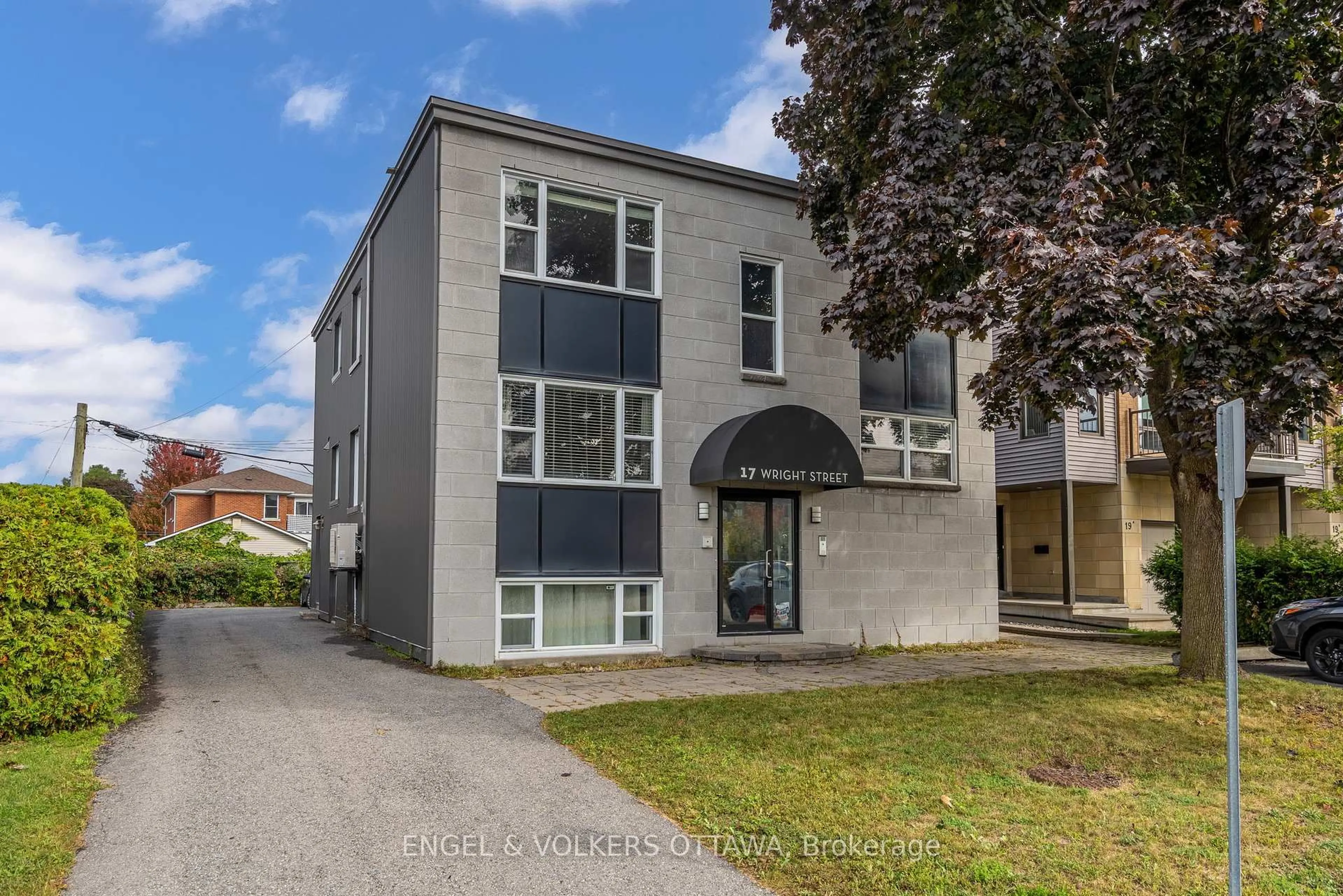 A pic from outside/outdoor area/front of a property/back of a property/a pic from drone, street for 17 Wright St, Ottawa Ontario K1K 2C8