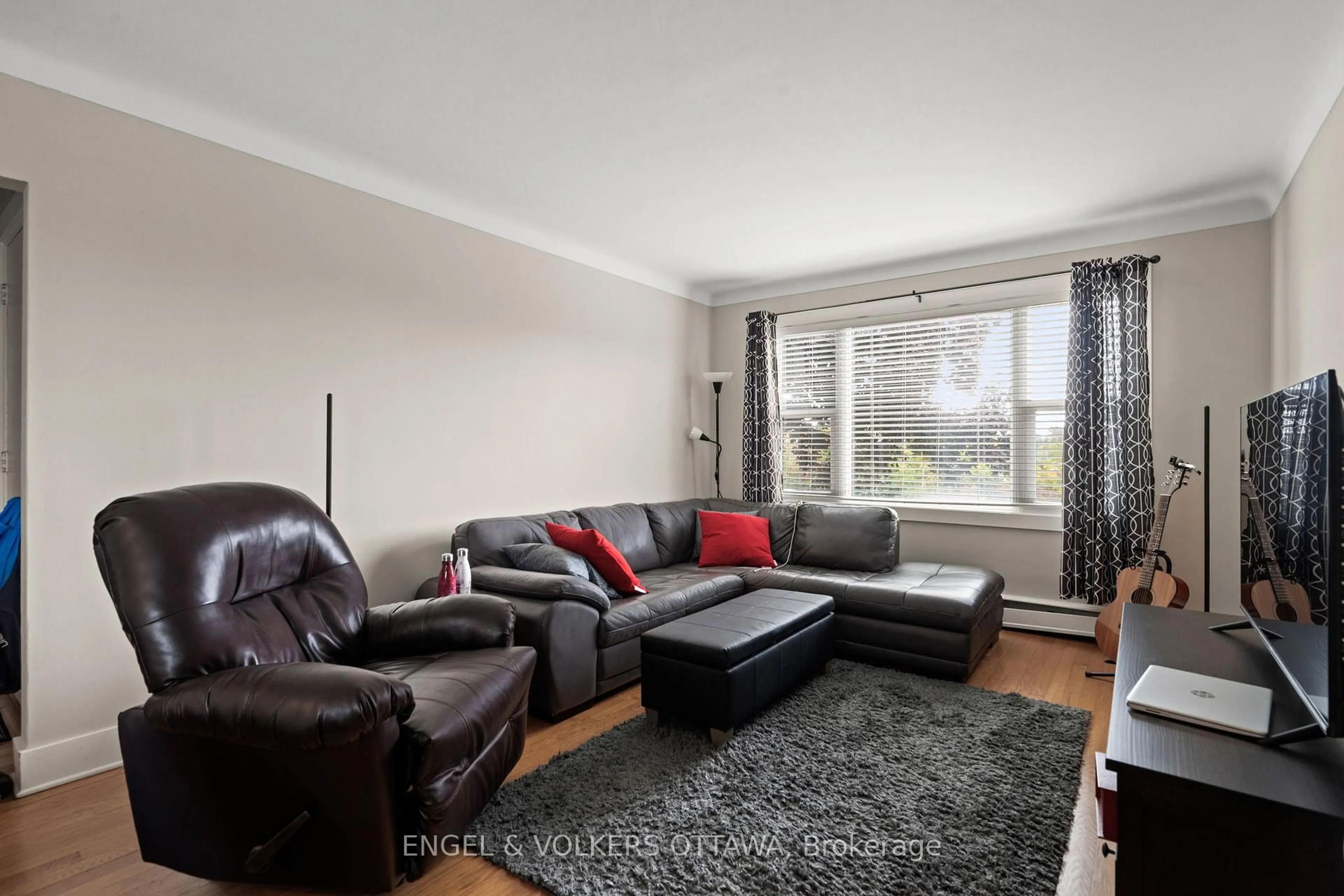 Living room with furniture, unknown for 17 Wright St, Ottawa Ontario K1K 2C8