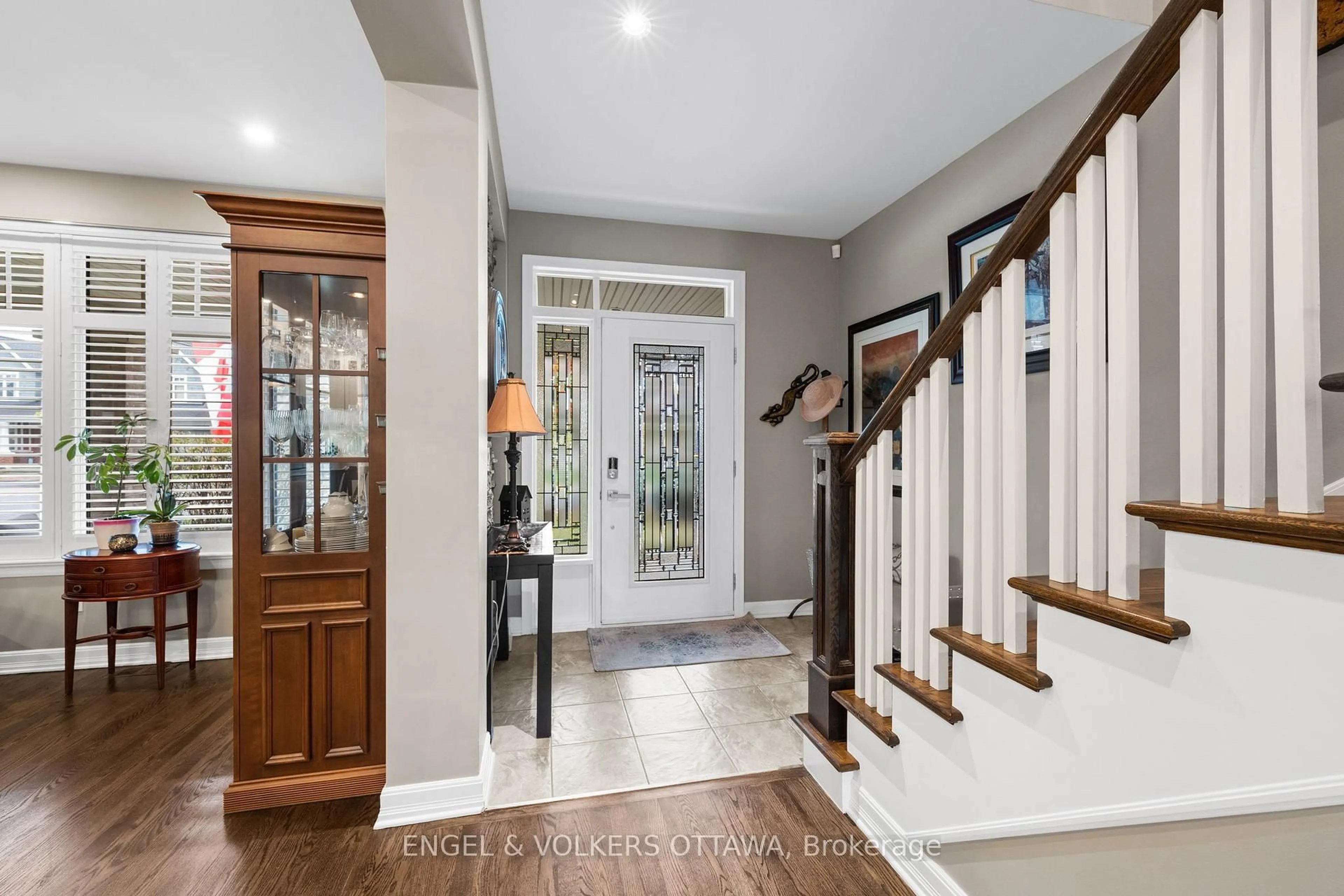Indoor entryway for 511 Erinwoods Circ, Ottawa Ontario K2J 5M5