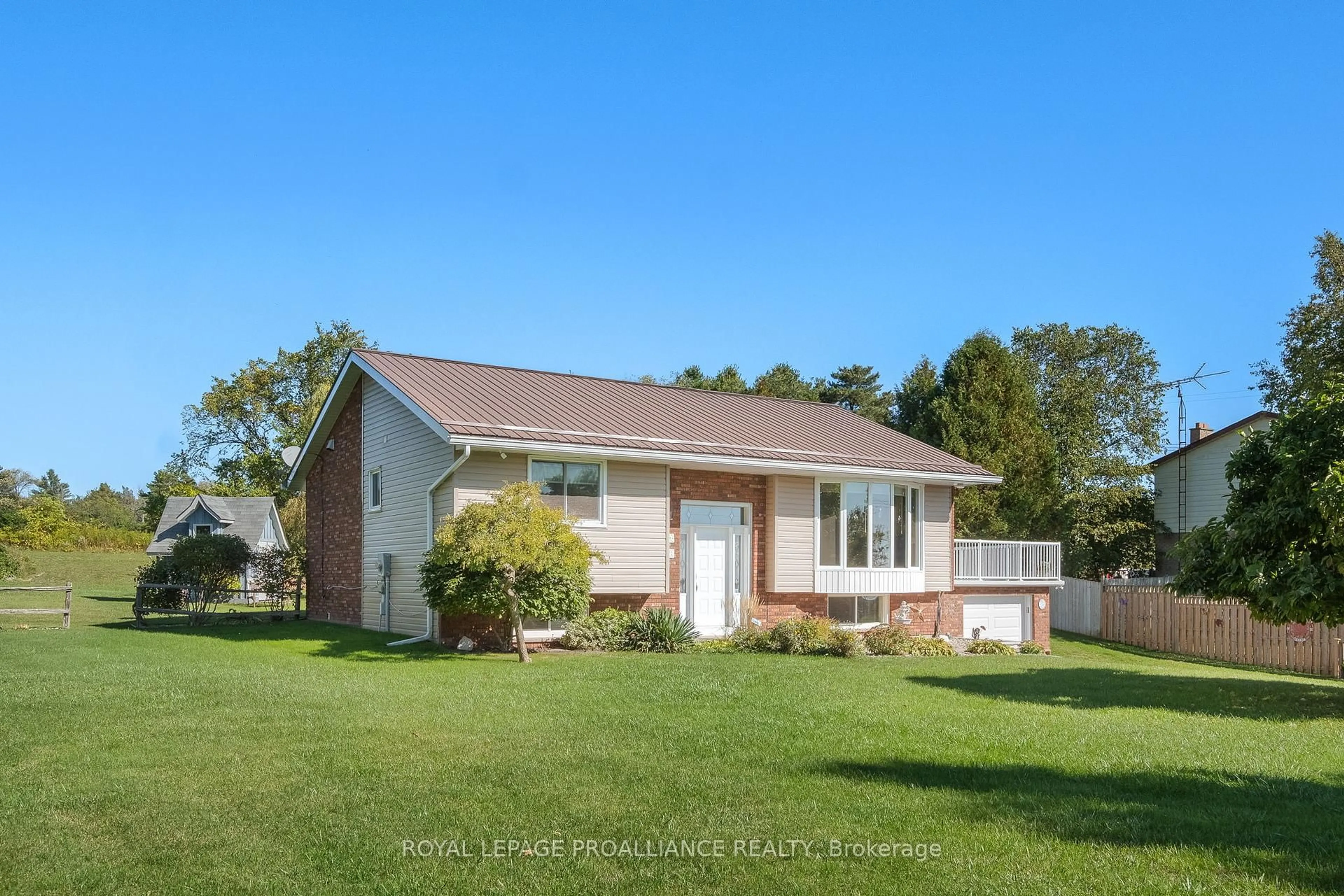 Home with vinyl exterior material, water/lake/river/ocean view for 2535 Castlehill Dr, Cobourg Ontario K9A 0T3