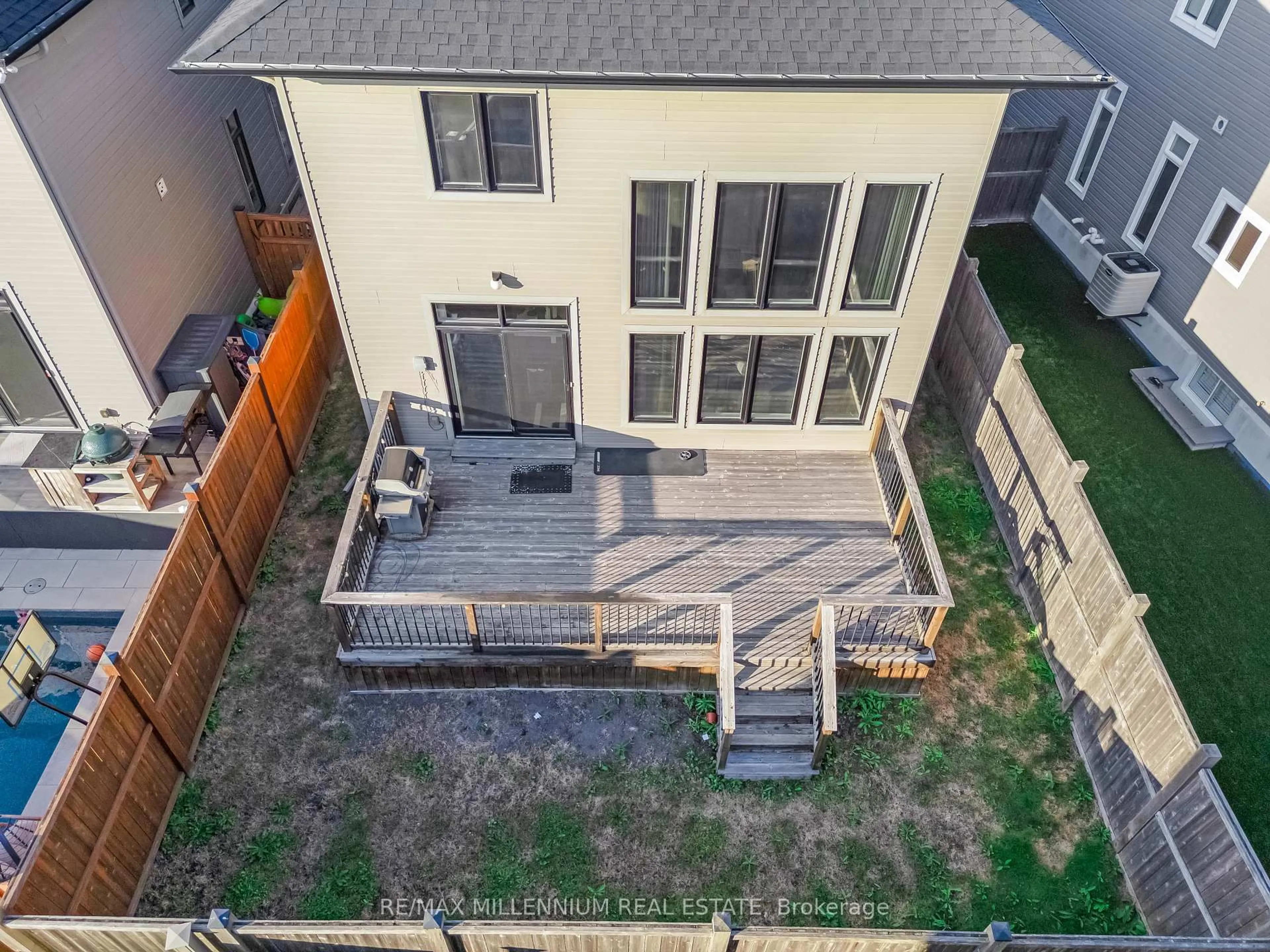 A pic from outside/outdoor area/front of a property/back of a property/a pic from drone, unknown for 327 BALLINVILLE Circ, Ottawa Ontario K4M 0E2