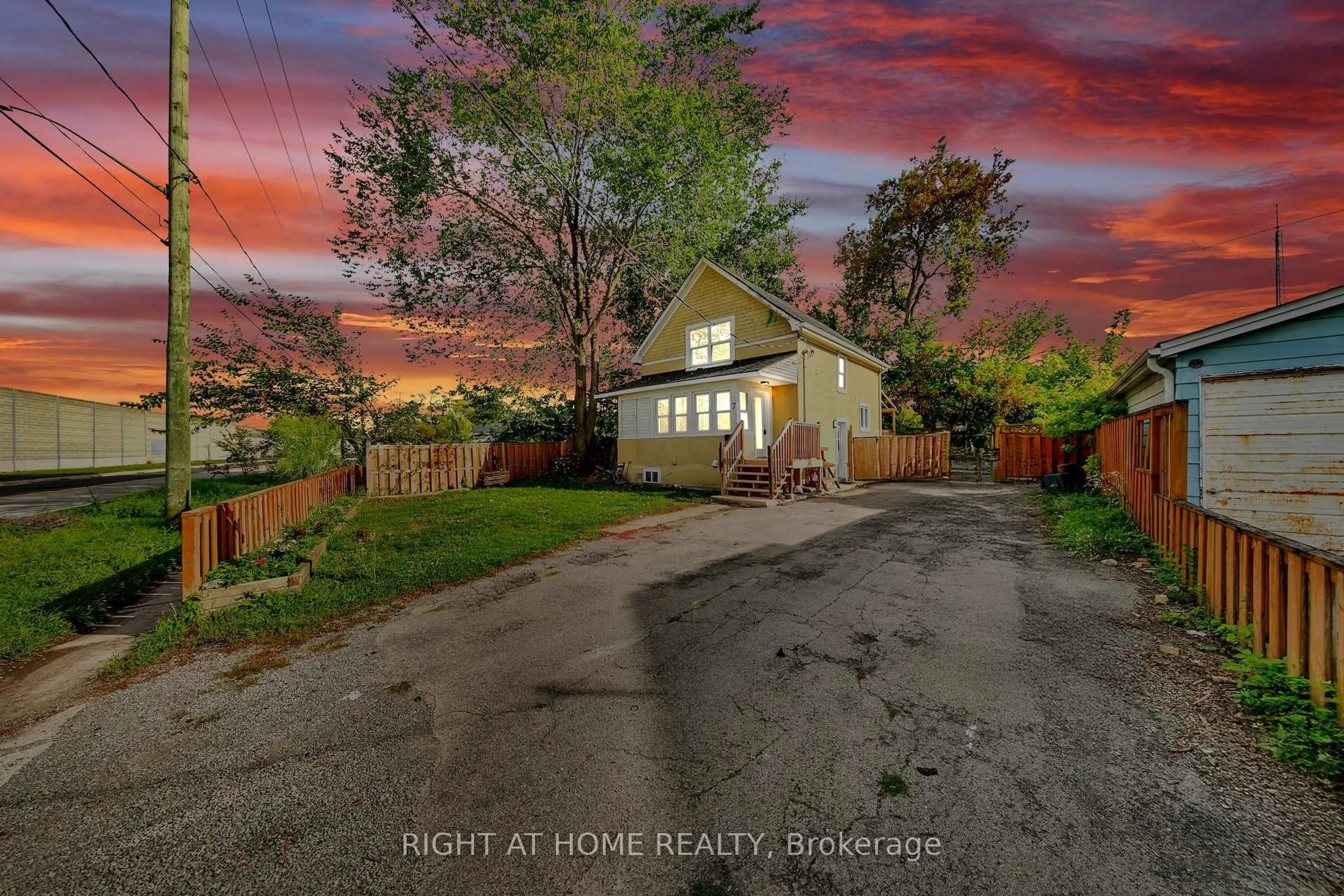 A pic from outside/outdoor area/front of a property/back of a property/a pic from drone, street for 7 Maywood Ave, St. Catharines Ontario L2R 1C4