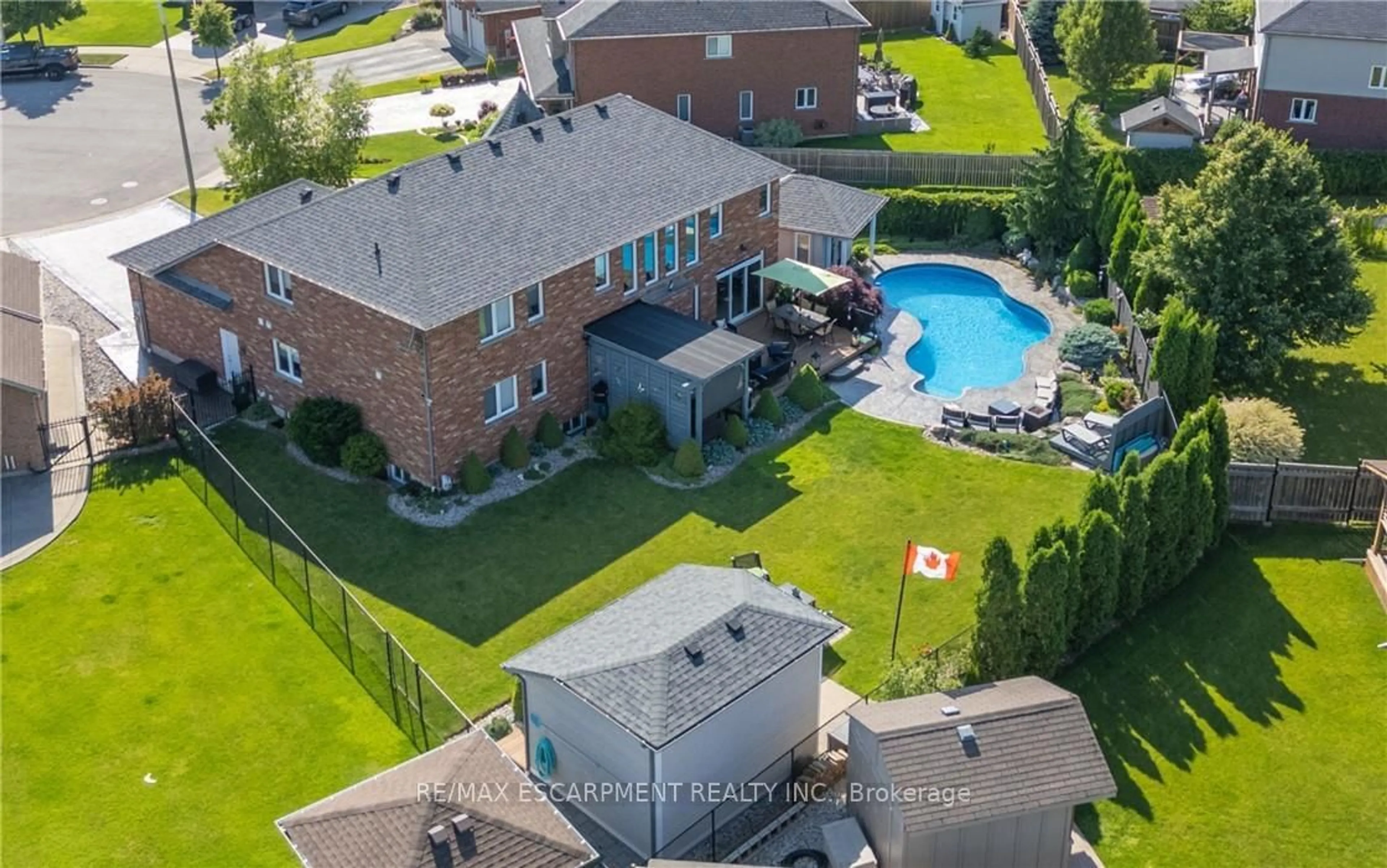 A pic from outside/outdoor area/front of a property/back of a property/a pic from drone, unknown for 34 Penfold Crt, Hamilton Ontario L0R 1W0